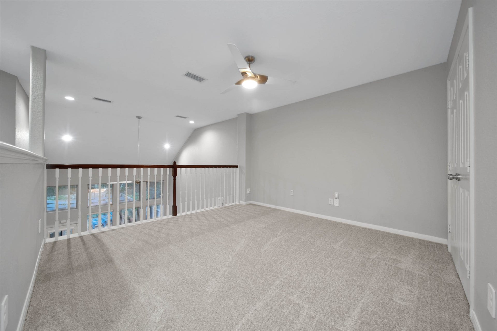 38 W Greenhill Terrace Place, Spring, TX 77382