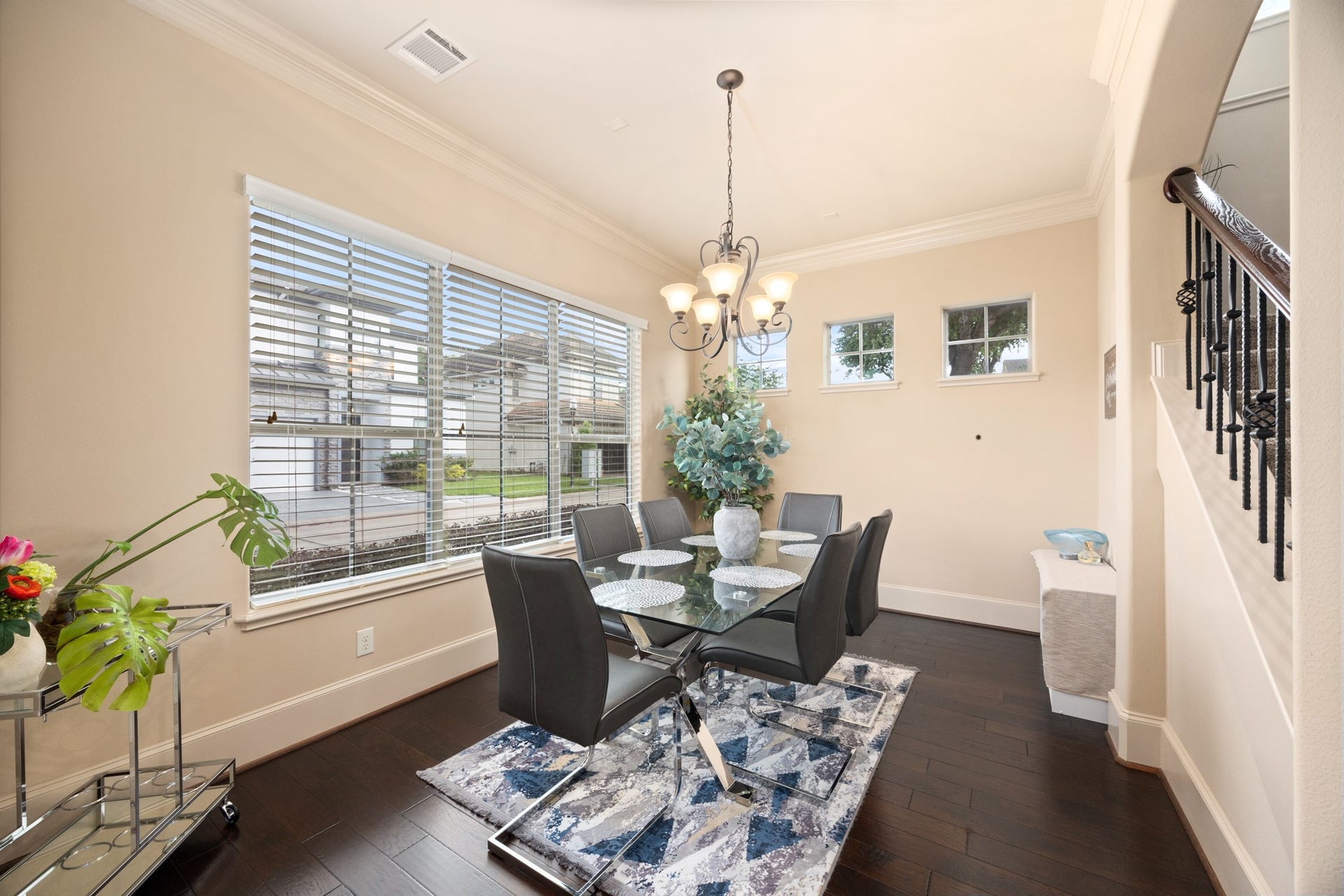 4315 Serenade Terrace Drive, Missouri City, TX 77459 Bright dining room with large windows, elegant chandelier, and hardwood floors. Perfect for entertaining and enjoying meals with lots of natural light.