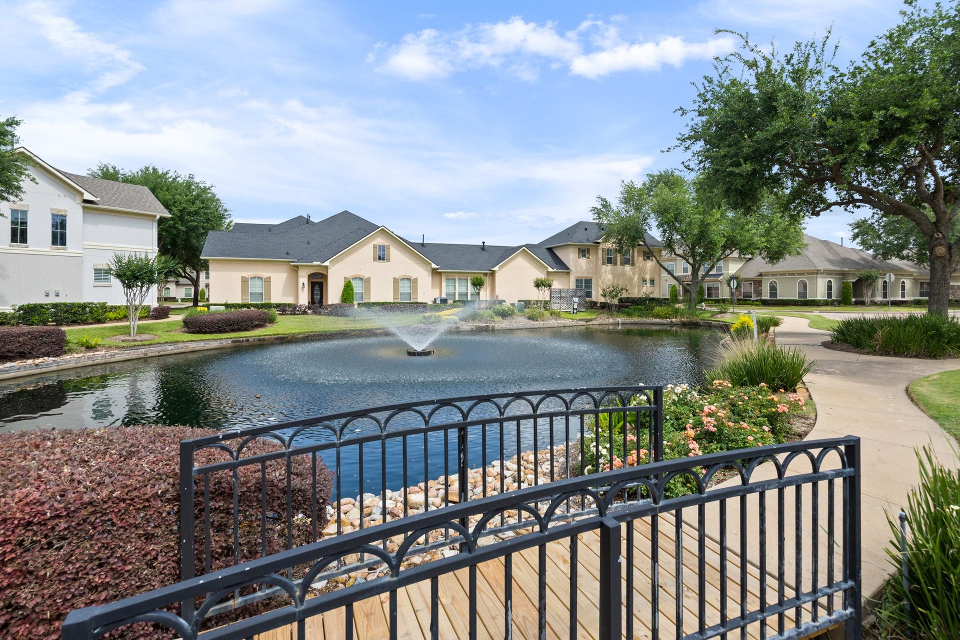4315 Serenade Terrace Drive, Missouri City, TX 77459 Charming community setting with a picturesque pond, fountain, and well-maintained landscaping. Peaceful paths and lovely homes create a serene environment perfect for tranquil living.