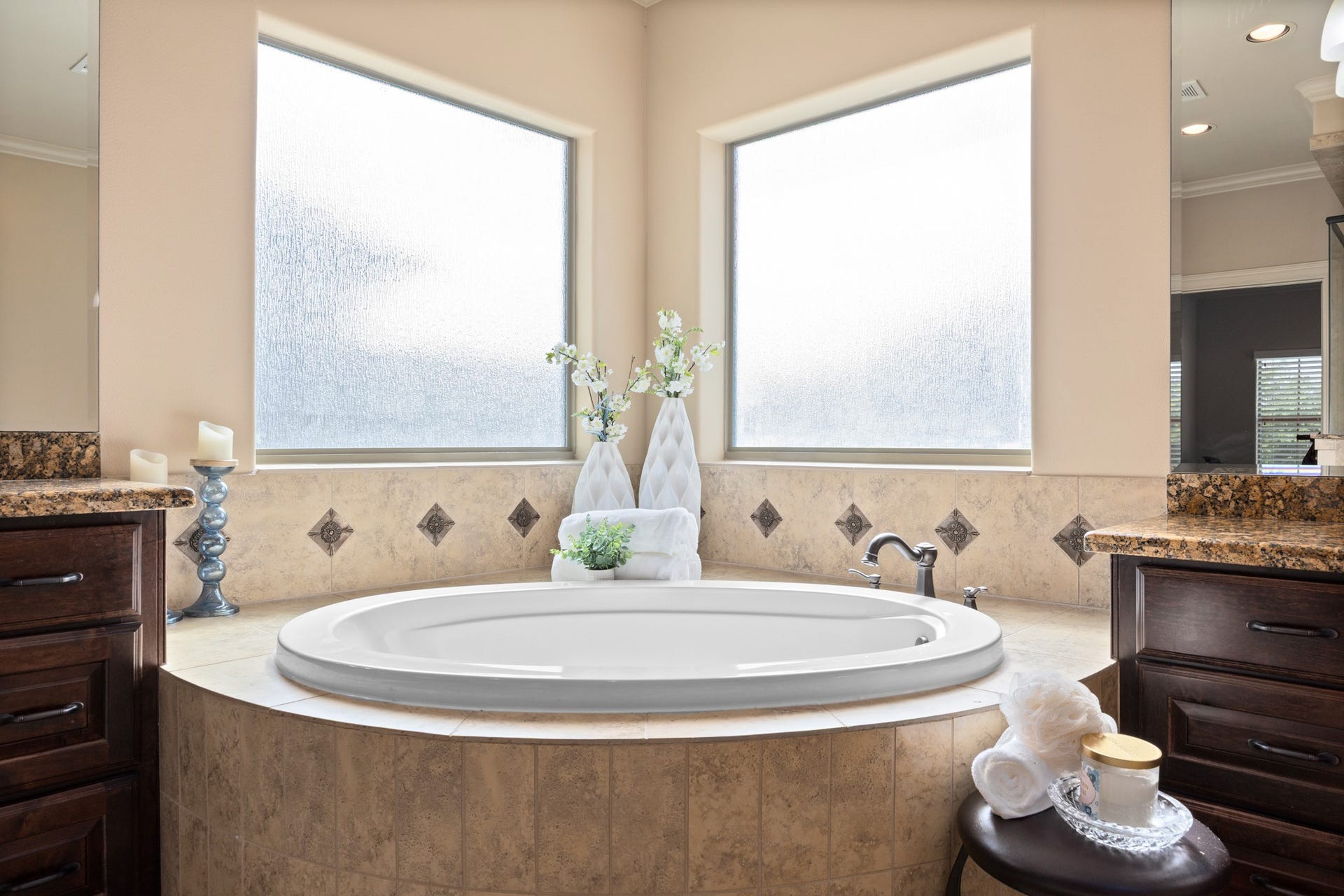 4315 Serenade Terrace Drive, Missouri City, TX 77459 Let all your stress wash away in this massive soaking tub!