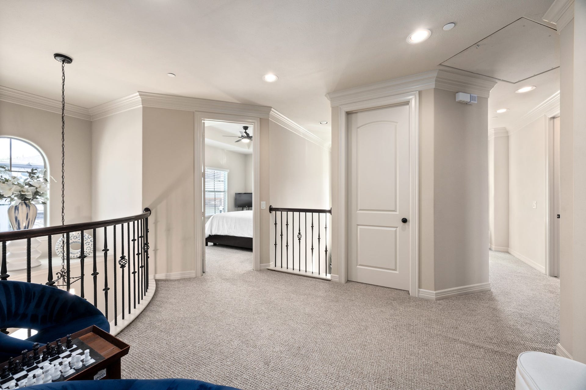 4315 Serenade Terrace Drive, Missouri City, TX 77459 Spacious and useful landing area right off the stairway.
