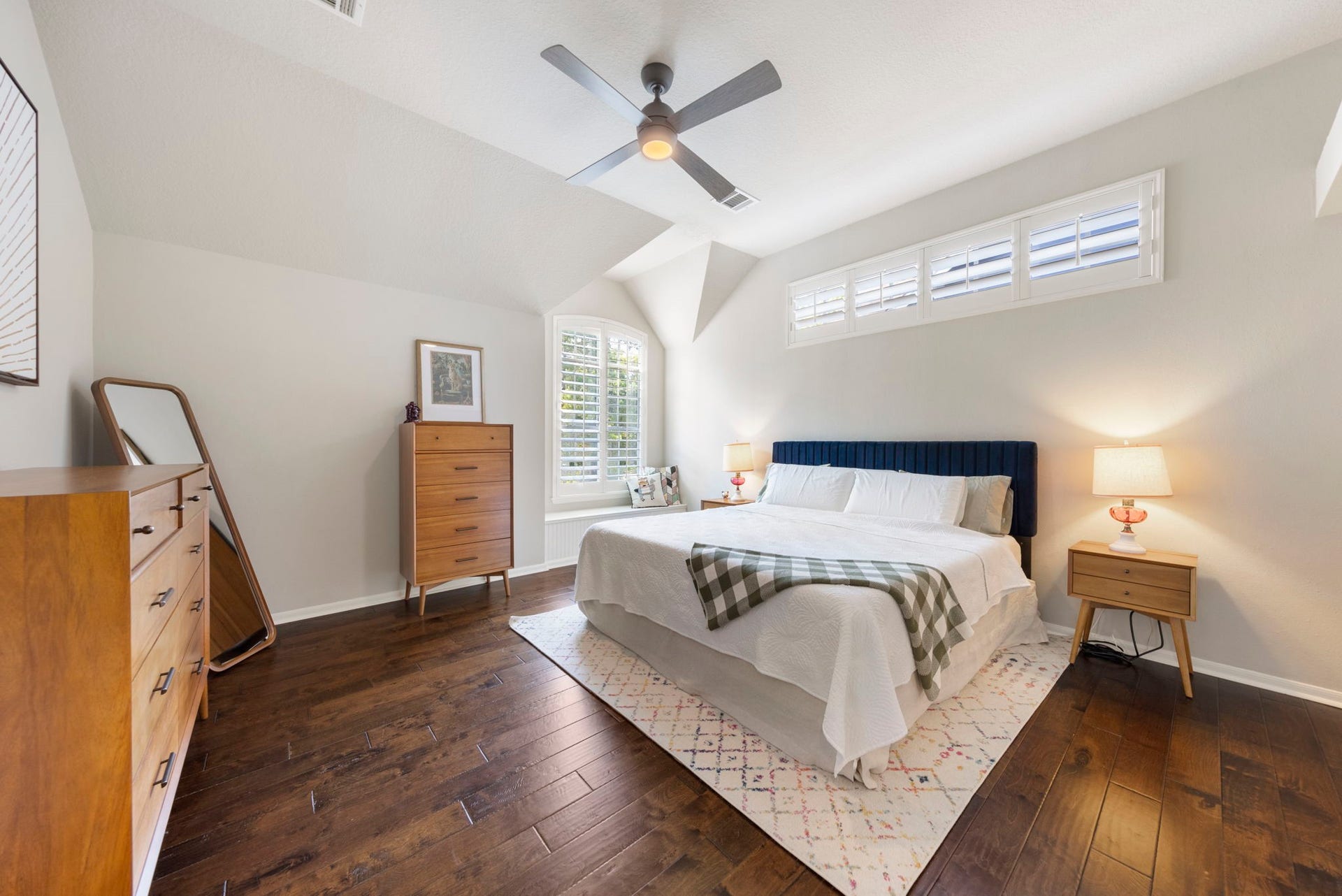 6 N Cochrans Green Circle, The Woodlands, TX 77381 Tranquil primary retreat with a dramatic vaulted ceiling, gleaming wood floors, cozy window seat, and shuttered transom windows.