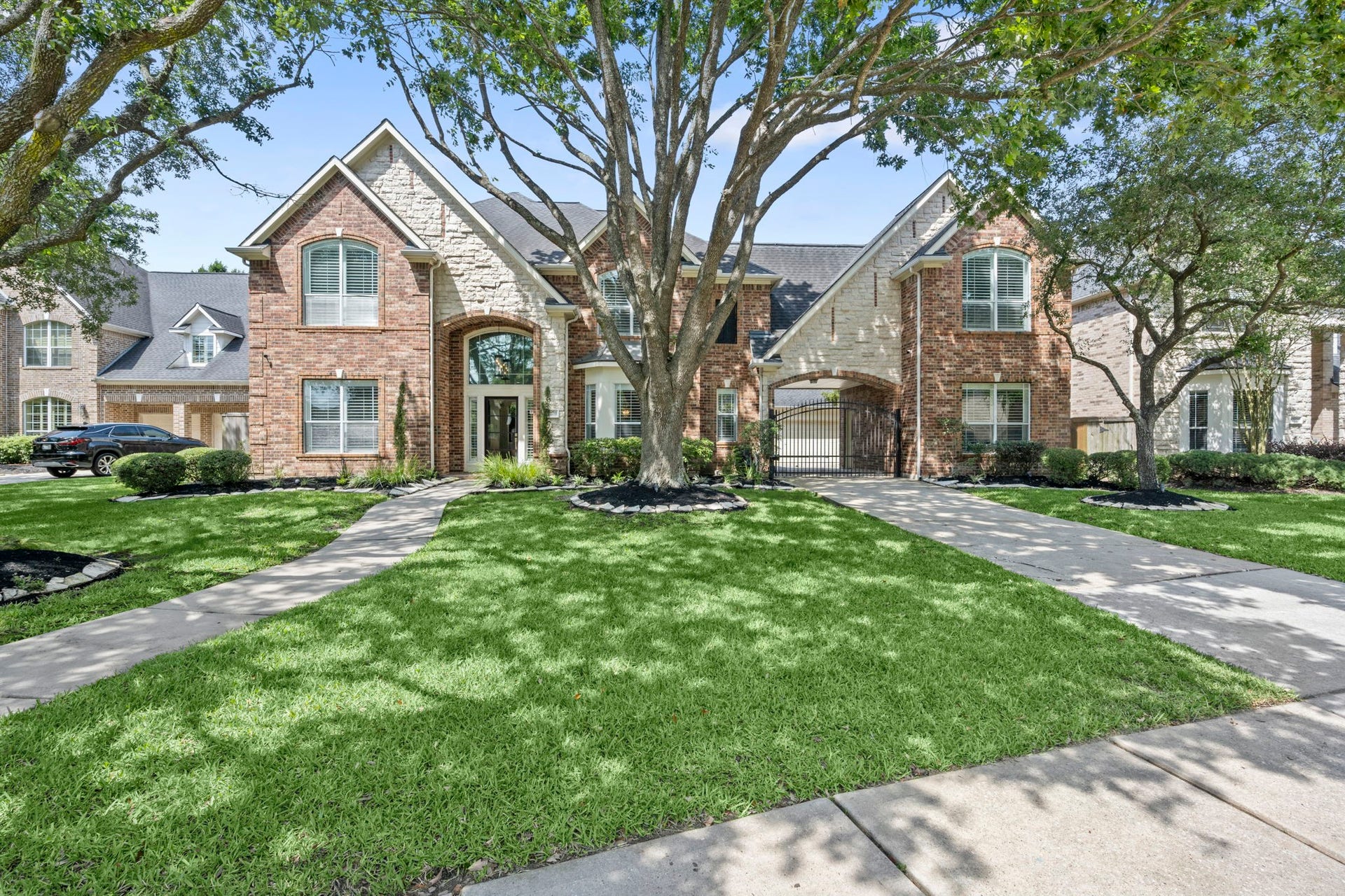 10103 Earlington Manor Drive, Spring, TX 77379 Welcome Home! Impressive home situated on a large lot at edge of cul-de-sac.