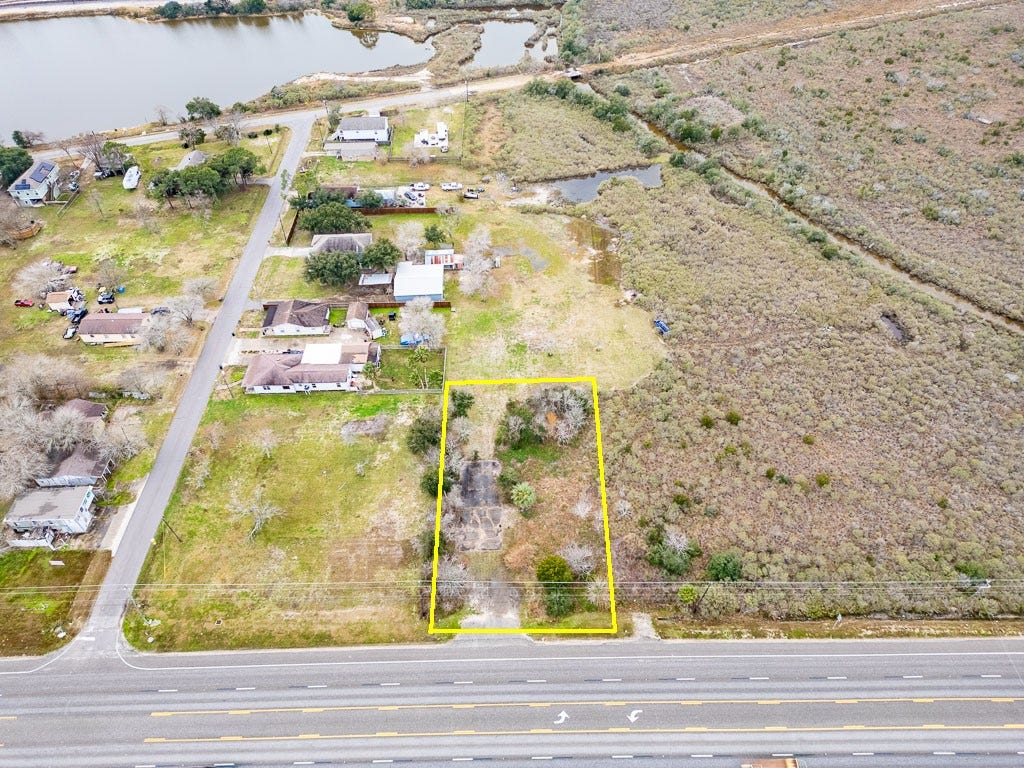 4811 Highway 6, Hitchcock, TX 77563 Aerial view highlighting the approximate boundaries of the 15,000 sq. ft. commercial property with approximately 100 feet of frontage along Highway 6