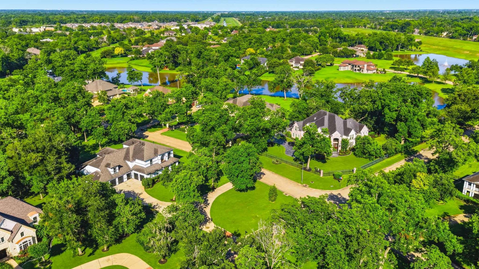 15 Bees Creek Court, Missouri City, TX 77459 Beautiful birds-eye view highlighting the neighborhood lakes, winding streets, and lush surroundings.