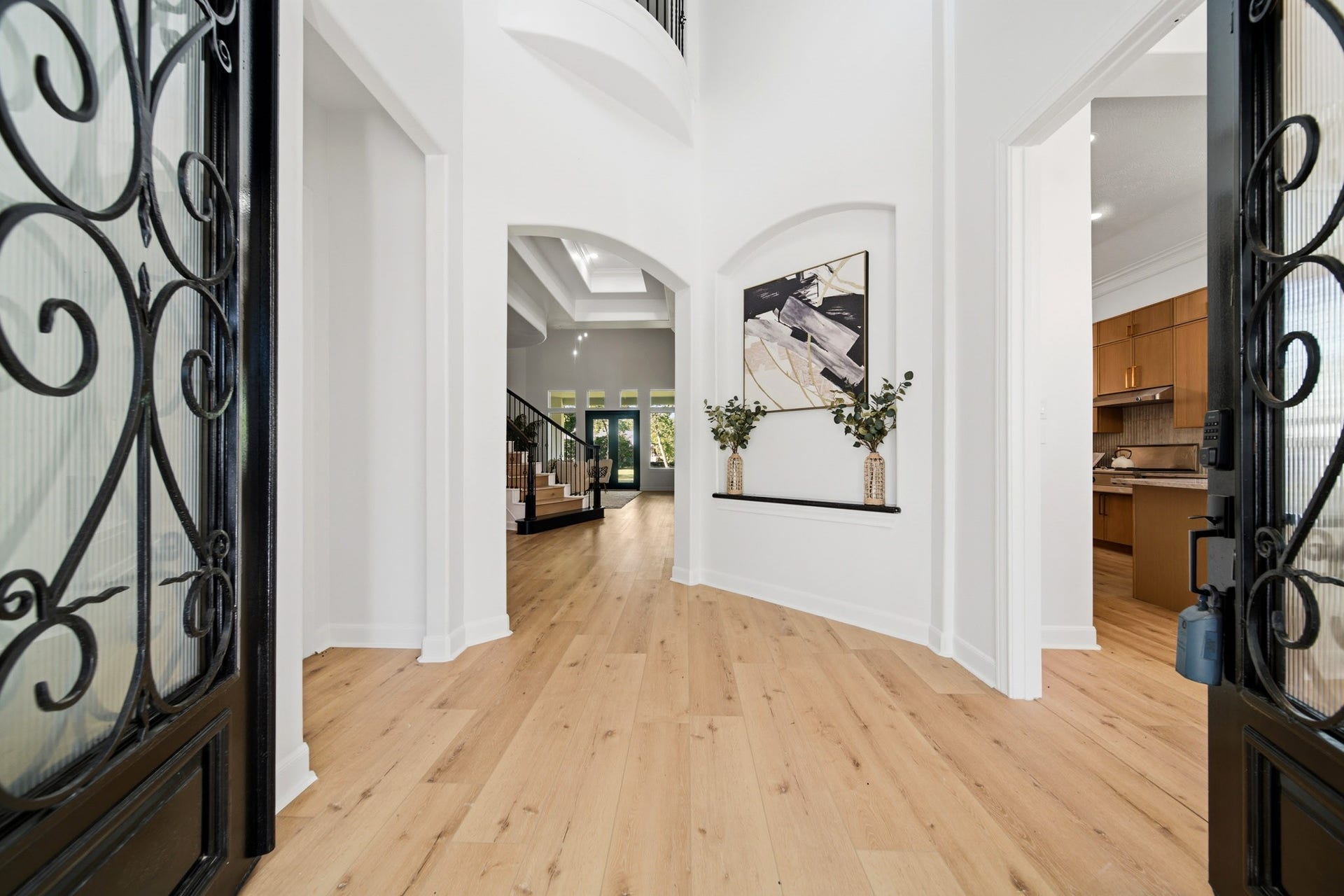 15 Bees Creek Court, Missouri City, TX 77459 Grand ENTRY welcomes you with soaring ceilings, elegant architectural details, and an impressive first impression.