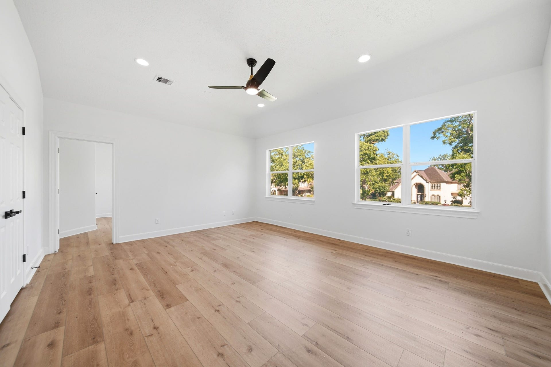 15 Bees Creek Court, Missouri City, TX 77459 Spacious SECONDARY BEDROOMS offer generous layouts, large windows, and flexibility for family, guests, or a home gym.