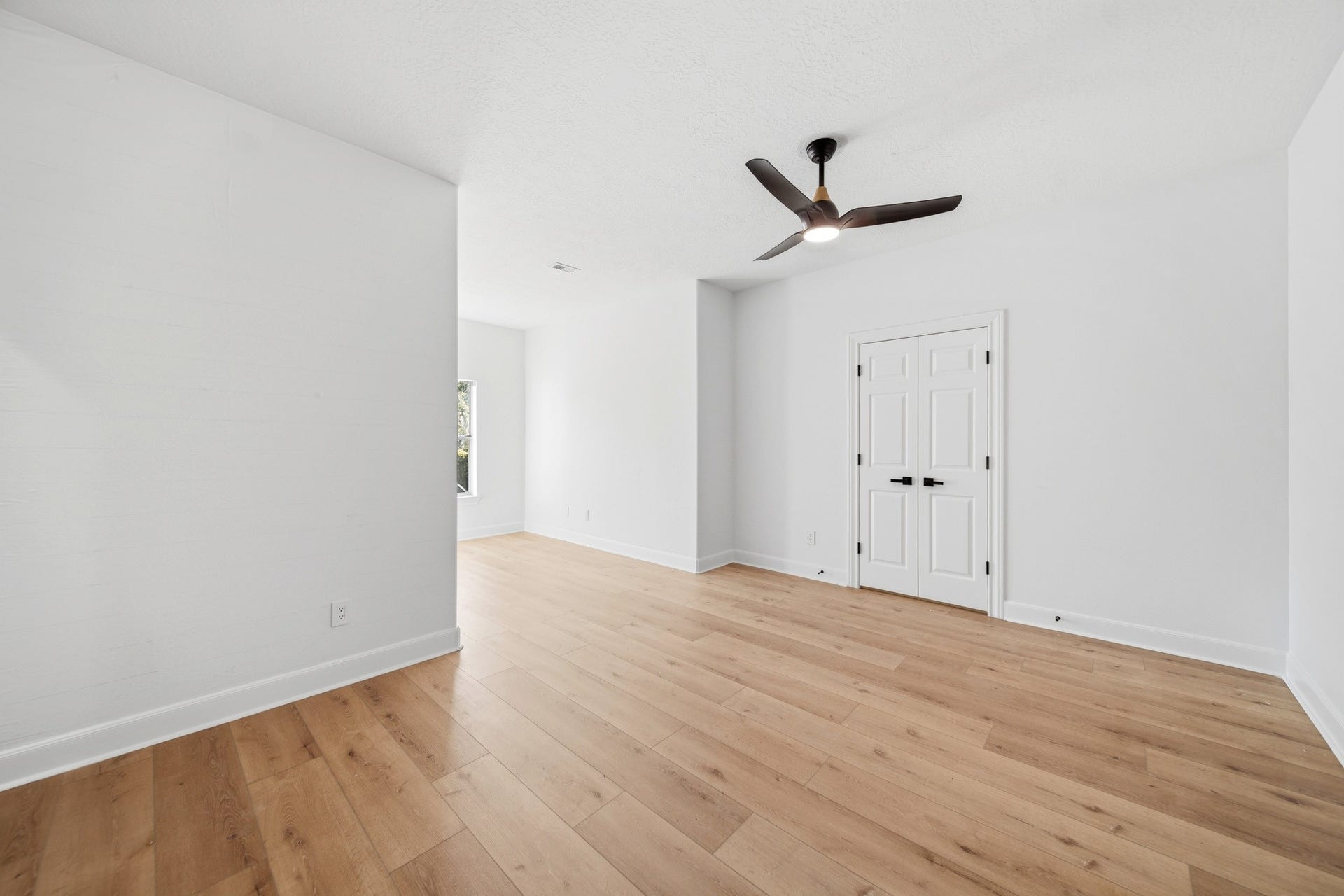 15 Bees Creek Court, Missouri City, TX 77459 Bright secondary bedroom with beautiful natural light.