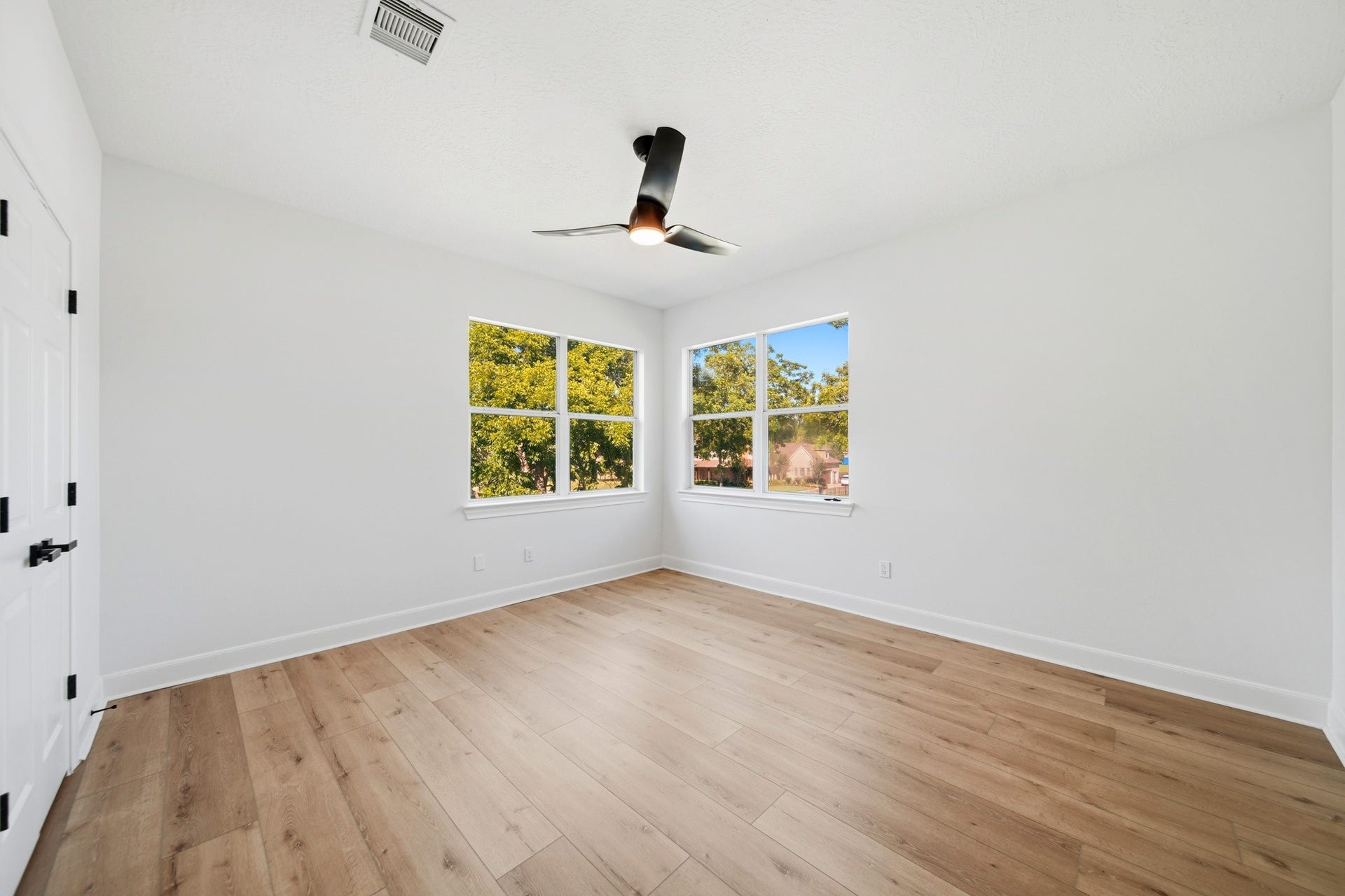 15 Bees Creek Court, Missouri City, TX 77459 Spacious secondary bedroom with clean lines, oversized windows, and versatile layout.
