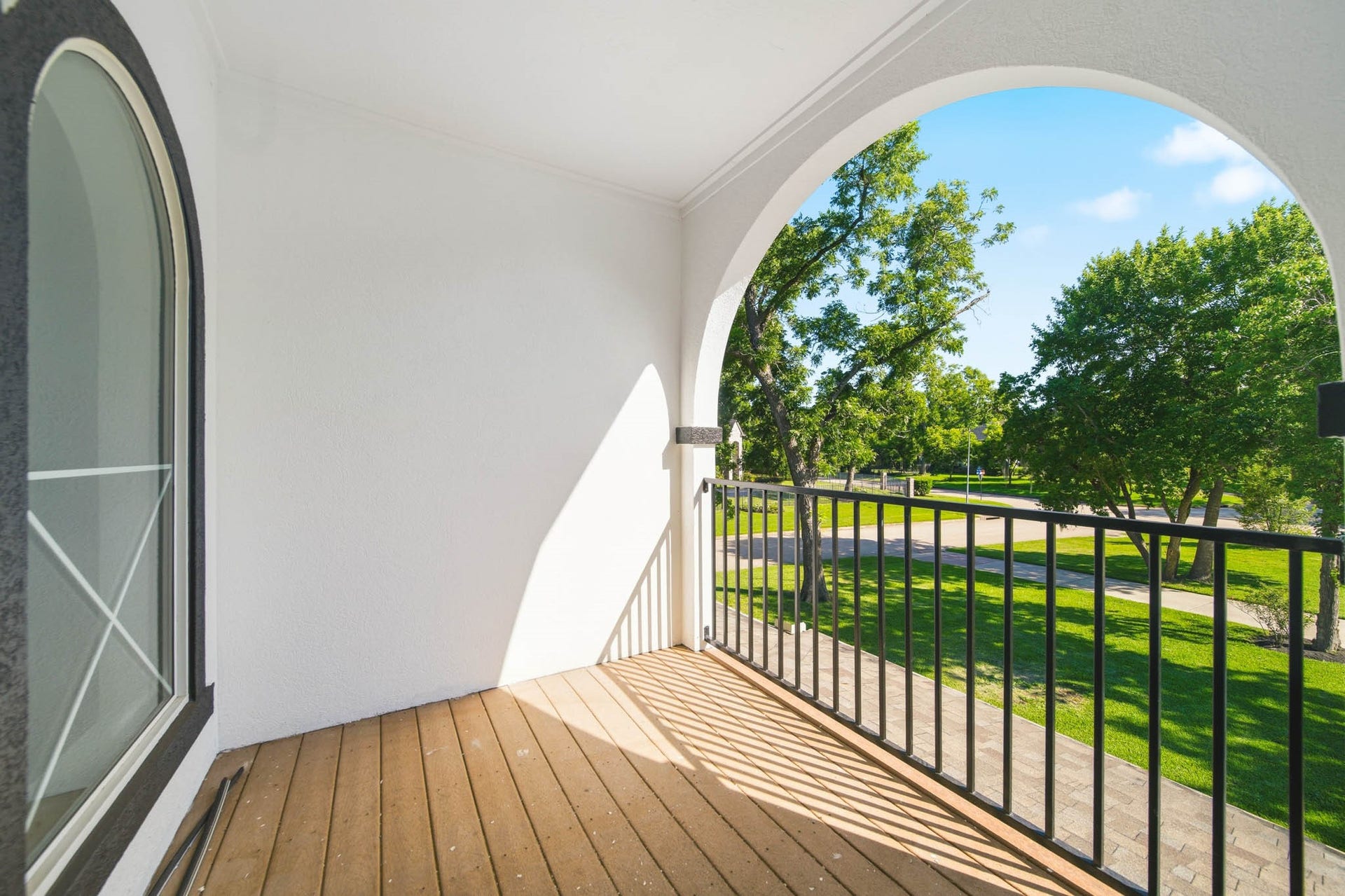 15 Bees Creek Court, Missouri City, TX 77459 Private BALCONY with peaceful treetop views, perfect for morning coffee or evening sunsets.
