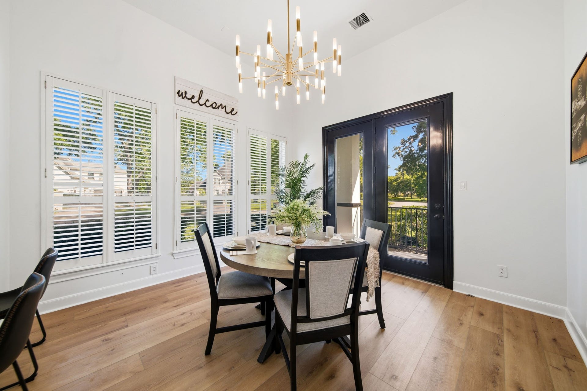 15 Bees Creek Court, Missouri City, TX 77459 Light-filled BREAKFAST AREA offers natural lighting, and access overlooking the beautiful front grounds.