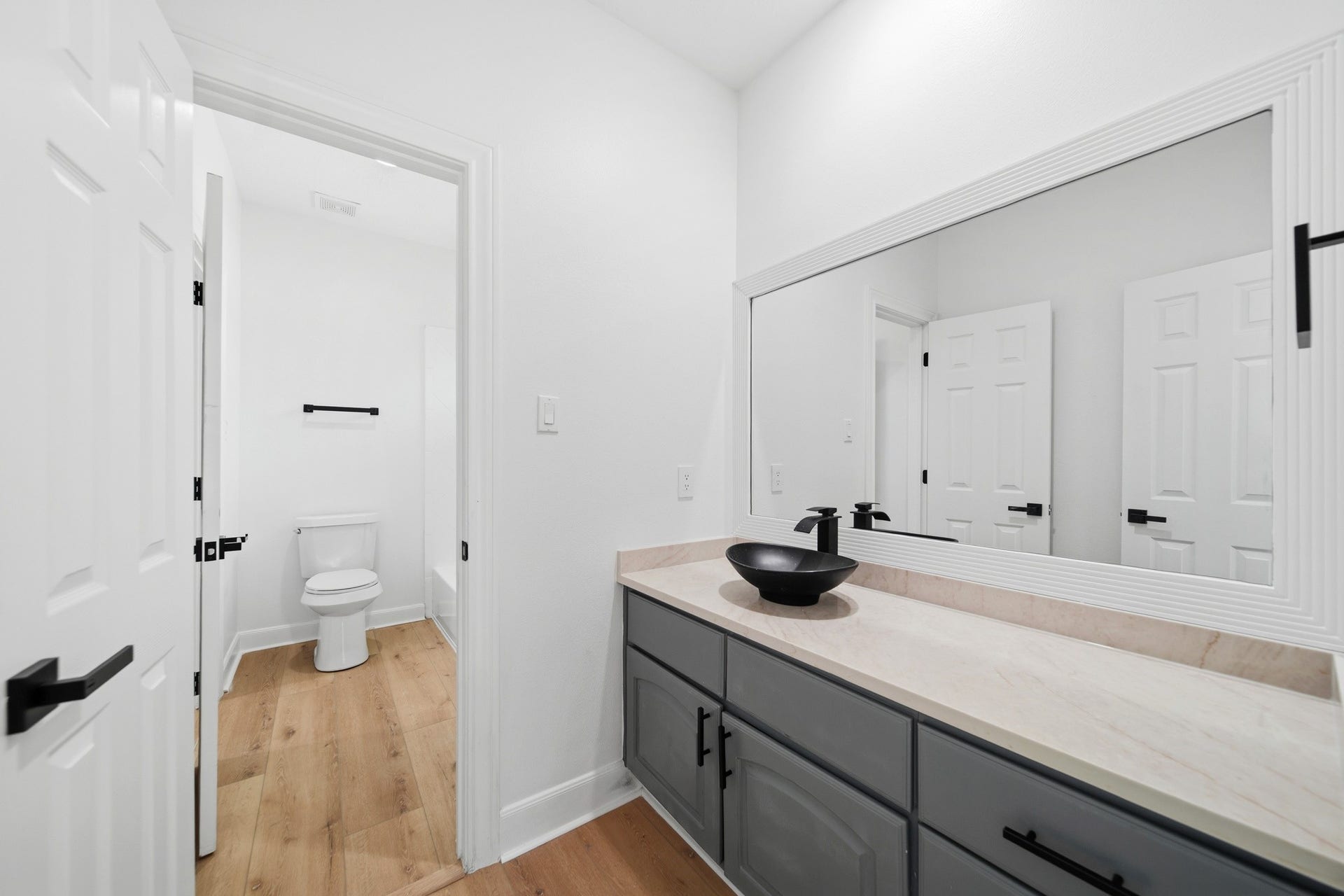 15 Bees Creek Court, Missouri City, TX 77459 Modern secondary bathroom featuring elegant finishes and generous counter space.