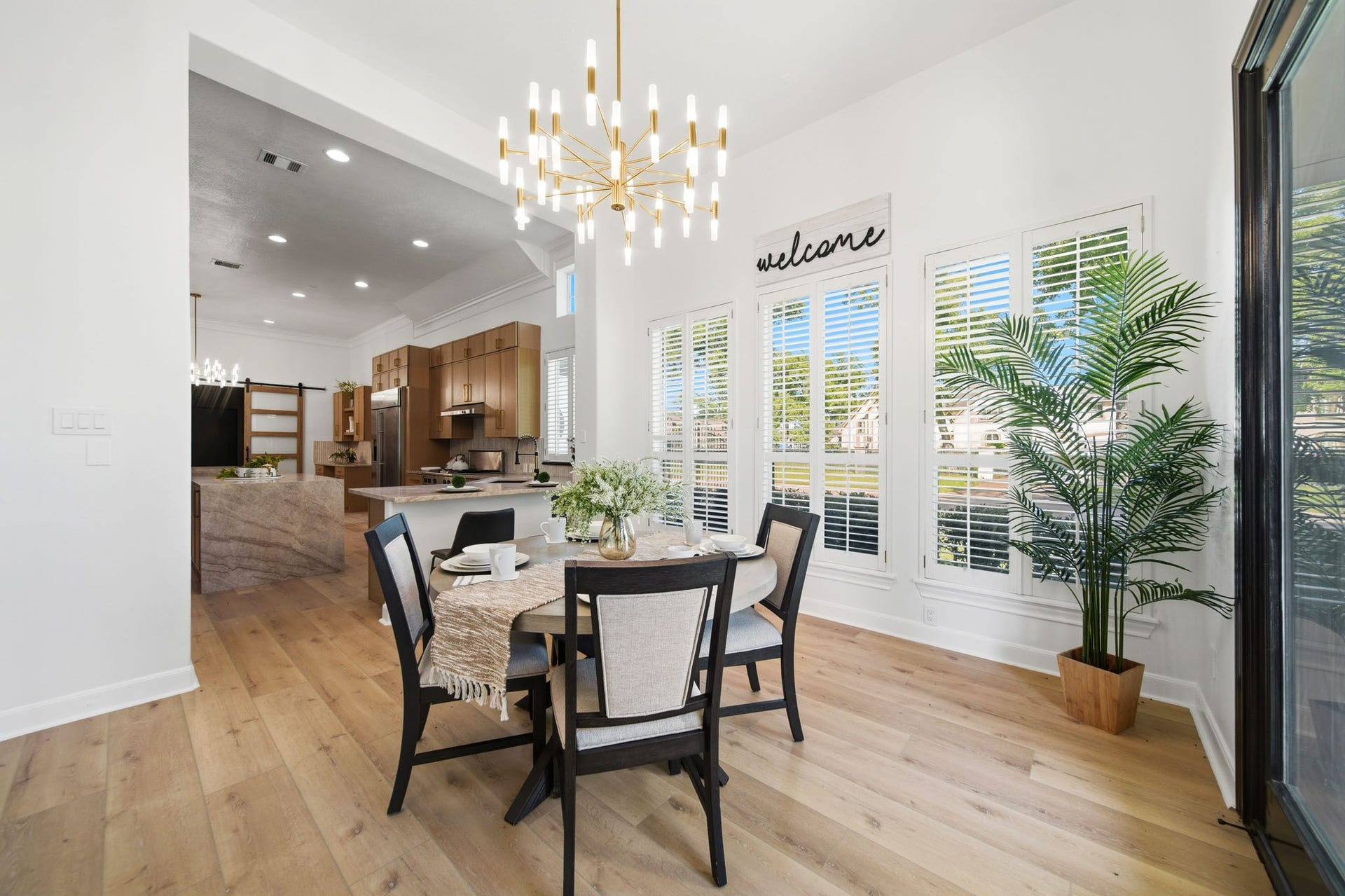 15 Bees Creek Court, Missouri City, TX 77459 Bright breakfast area with modern lighting and plantation shutters.