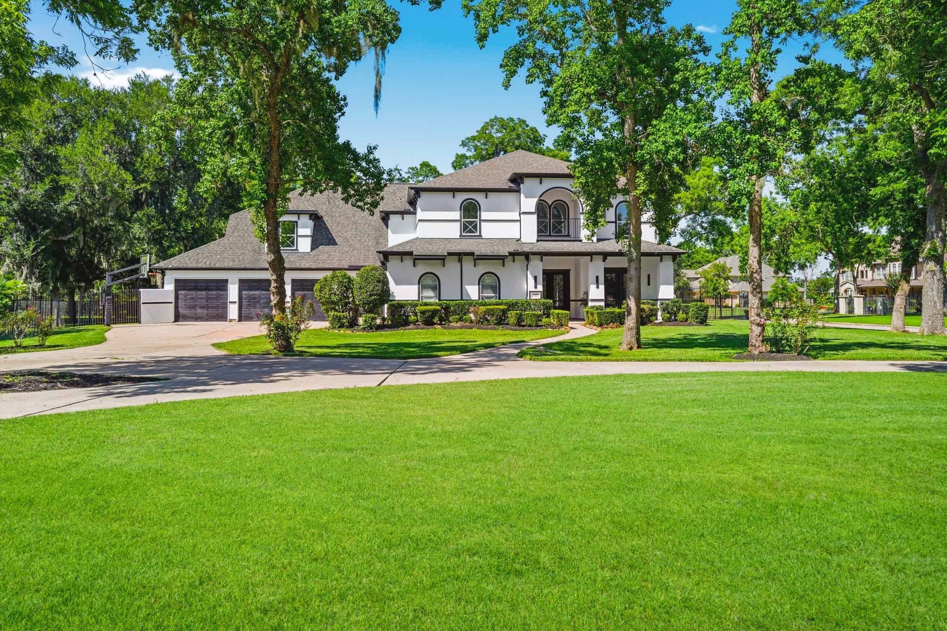 15 Bees Creek Court, Missouri City, TX 77459 Exceptional curb appeal with modern architecture set on a sprawling, tree-lined lot.