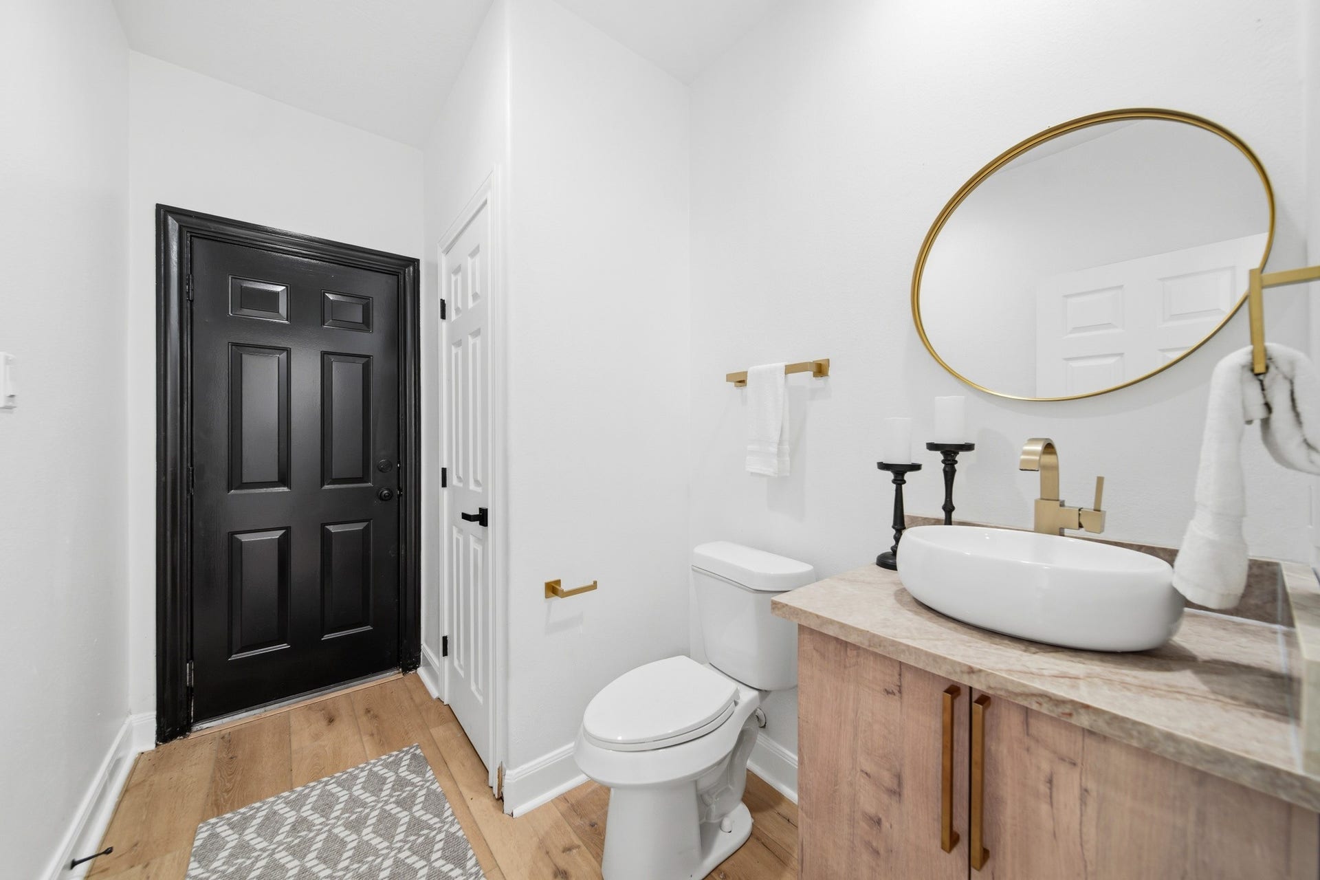 15 Bees Creek Court, Missouri City, TX 77459 Chic guest bathroom with modern fixtures and warm contemporary finishes.