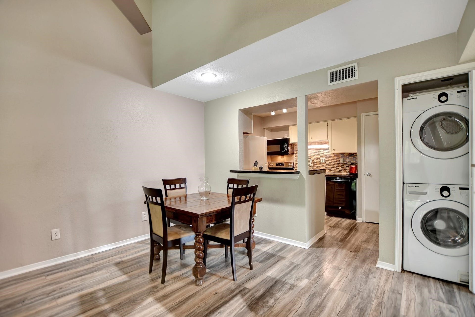 1880 White Oak Drive, #102, Houston, TX 77009 1880 White Oak Drive, #102, Houston, TX 77009