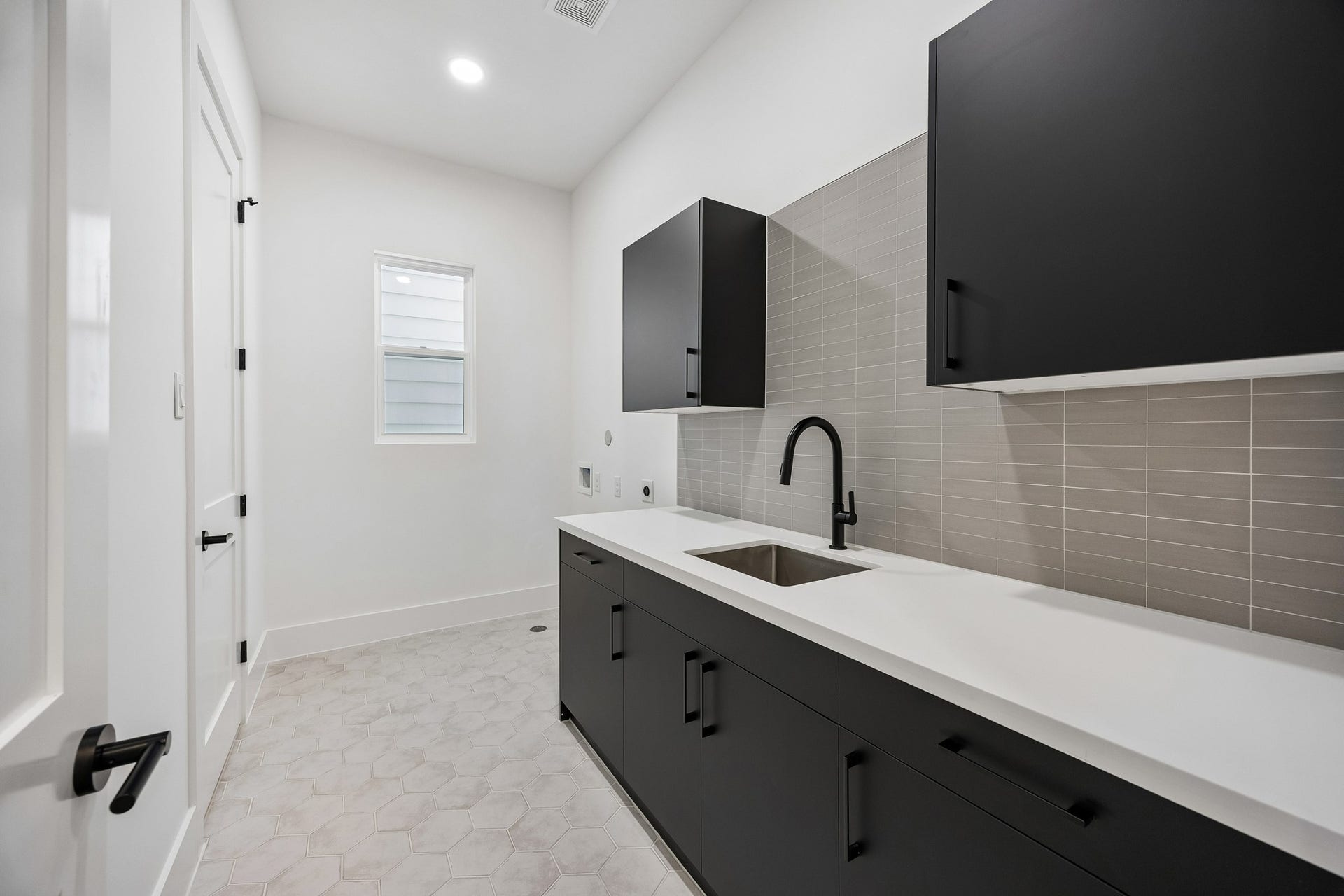 4305 Floyd Street, #B, Houston, TX 77007 Utility room features built-in cabinetry, countertop space, an undermount sink and tile backsplash. Dual entry from second floor hallway and primary closet.