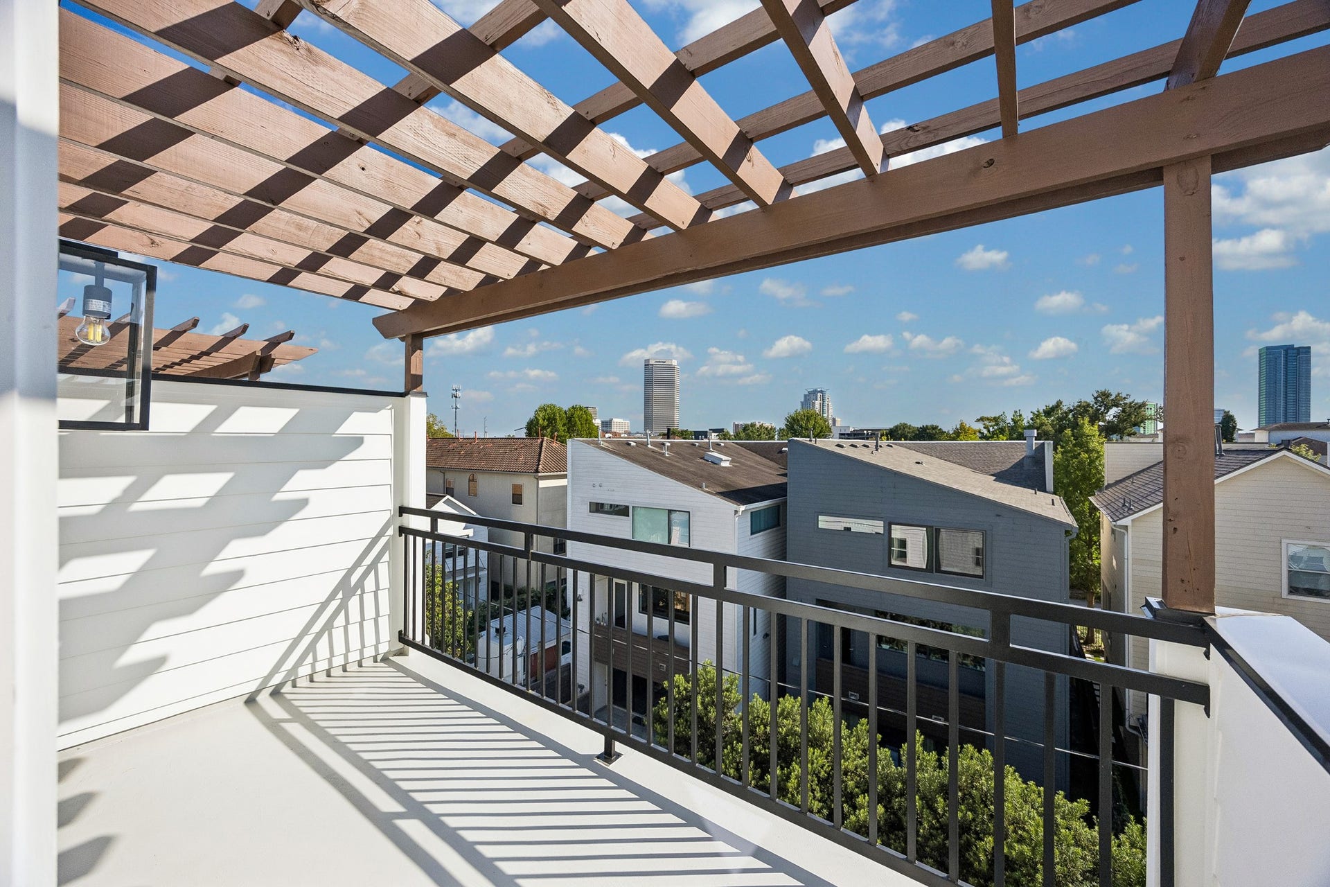 4305 Floyd Street, #B, Houston, TX 77007 Rooftop terrace features a pergola and amazing views of the city skyline.