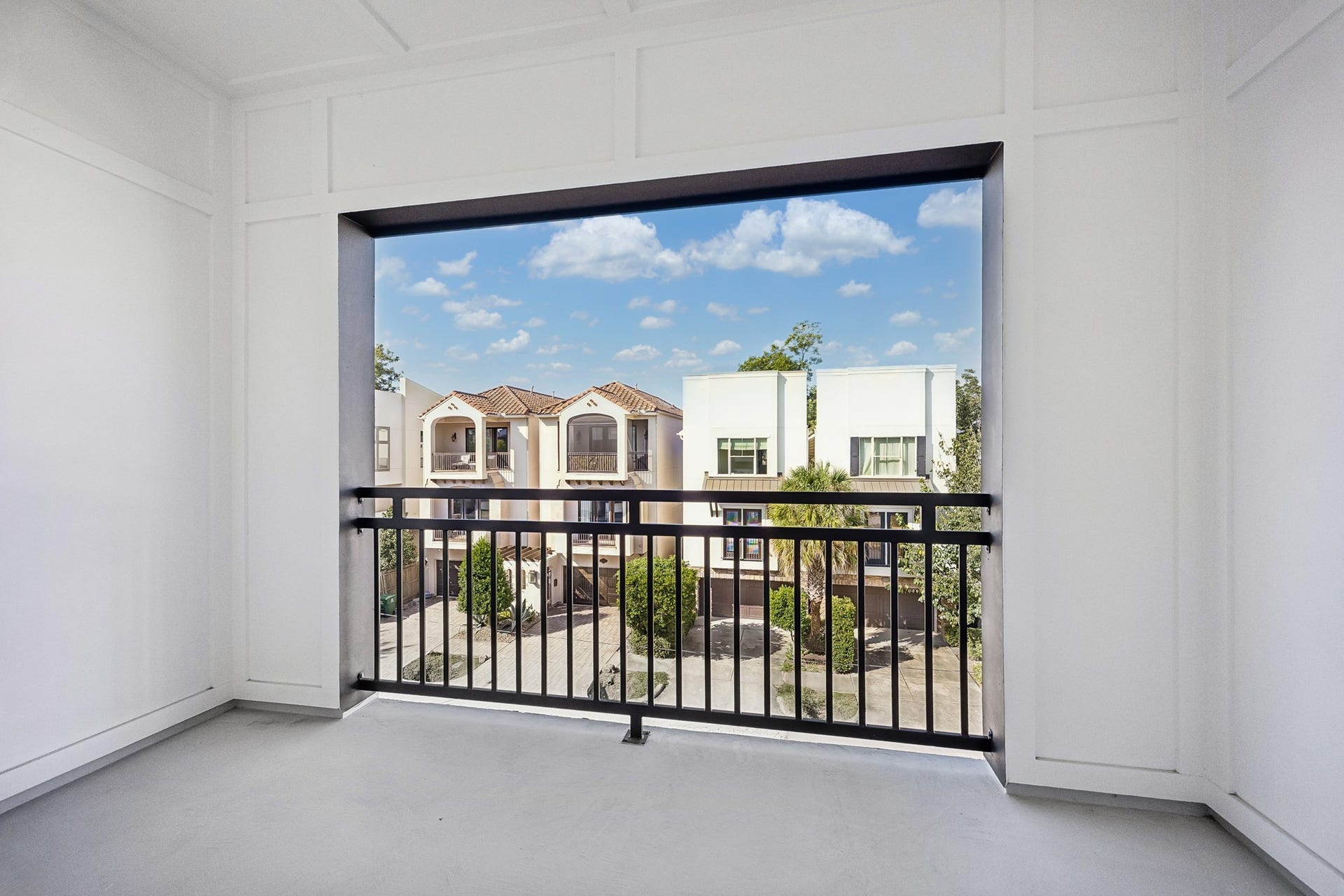 4305 Floyd Street, #B, Houston, TX 77007 Covered balcony off of the game room with neighborhood views.