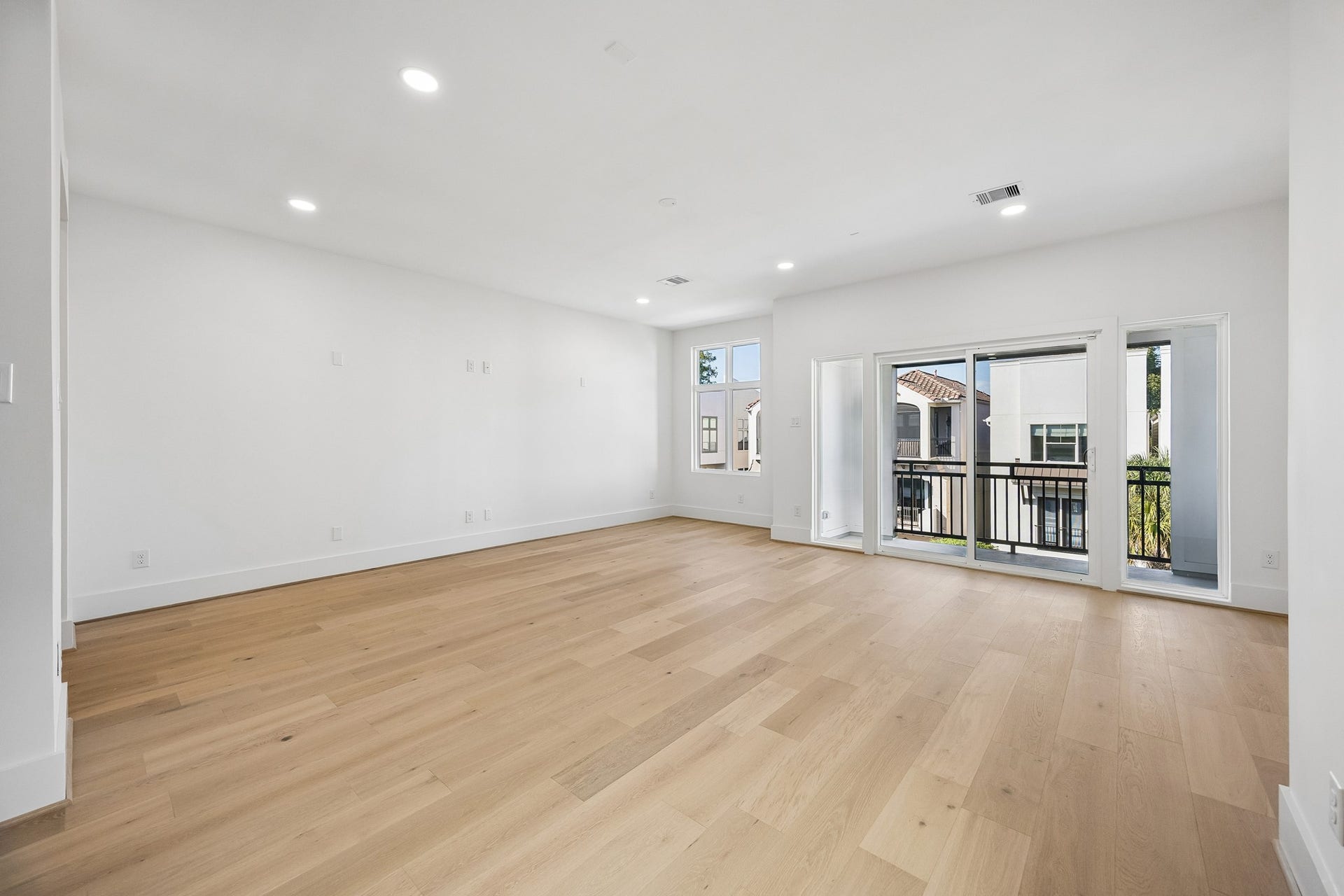 4305 Floyd Street, #B, Houston, TX 77007 Game room offers a spacious, versatile space with sliding glass doors to a private balcony.