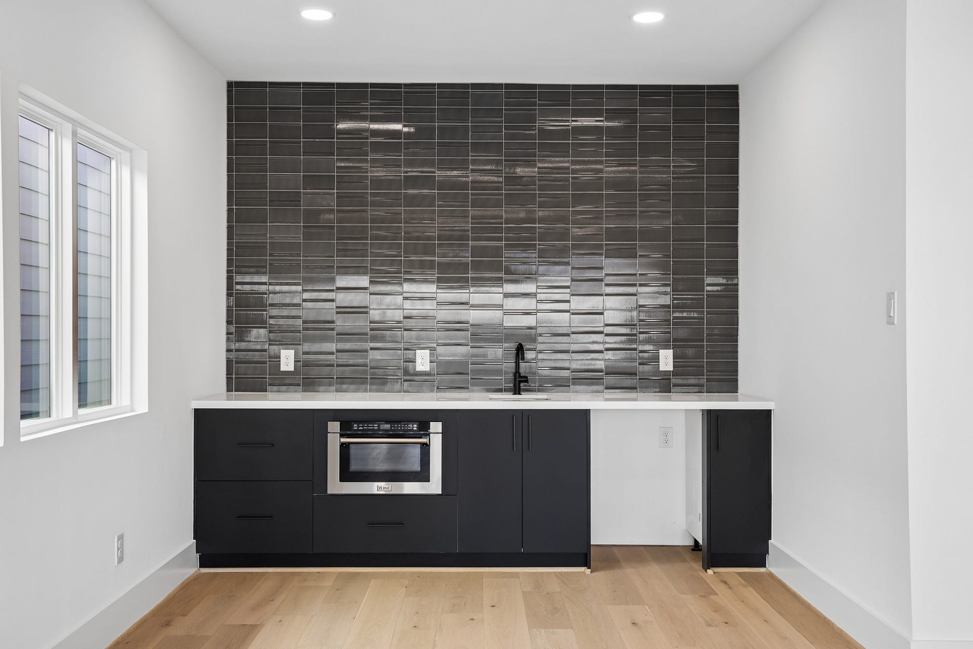 4305 Floyd Street, #B, Houston, TX 77007 Entertainment bar features custom cabinetry, an undermount sink, built-in microwave and dramatic tile backsplash.