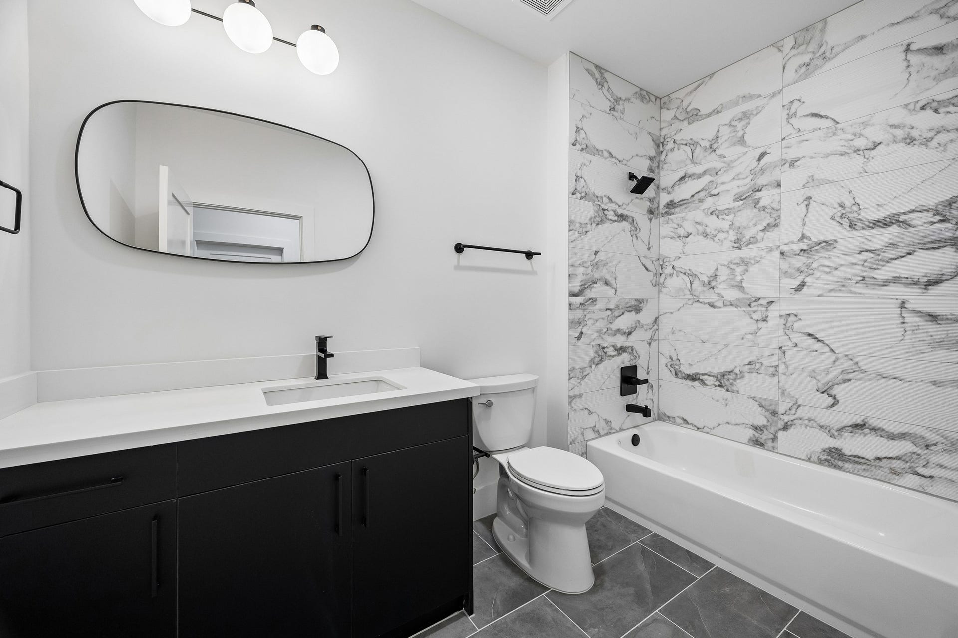 4305 Floyd Street, #B, Houston, TX 77007 Bath #4 features a shower/tub combo.