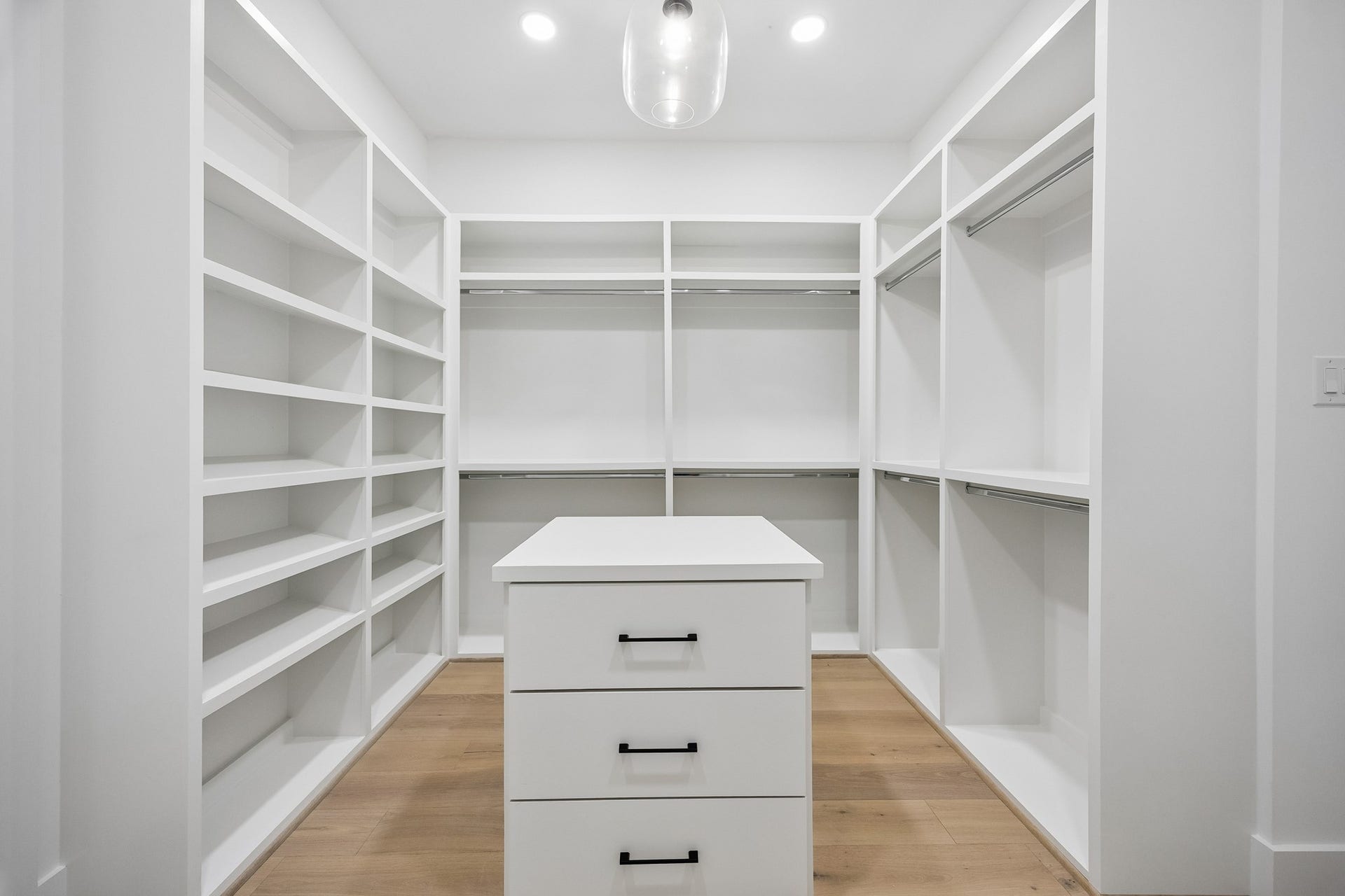 4305 Floyd Street, #B, Houston, TX 77007 Primary walk-in closet features extensive custom built-ins, shelving, drawers and a center storage island.