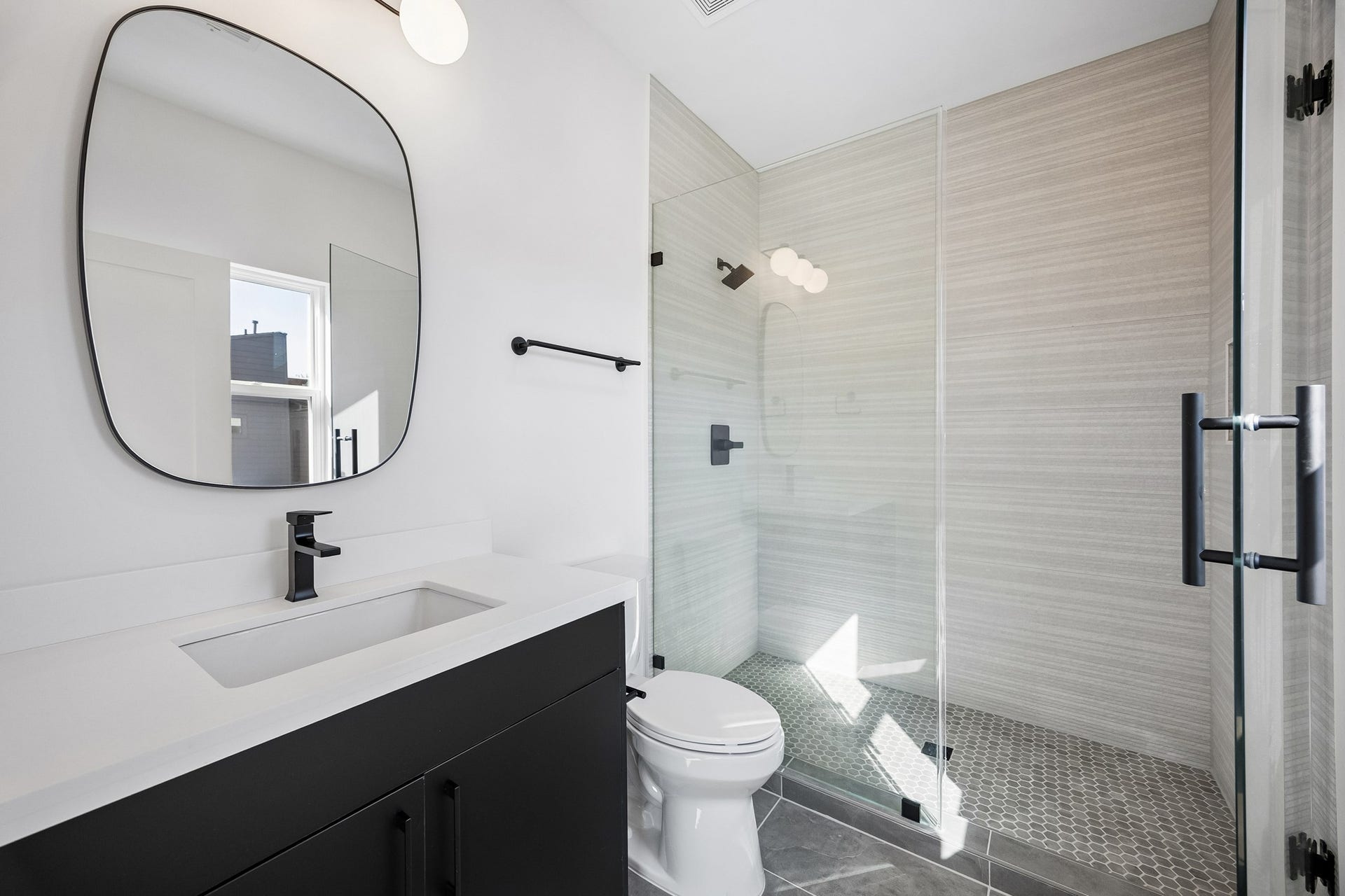 4305 Floyd Street, #B, Houston, TX 77007 En-suite bath #2 with en-closed shower.