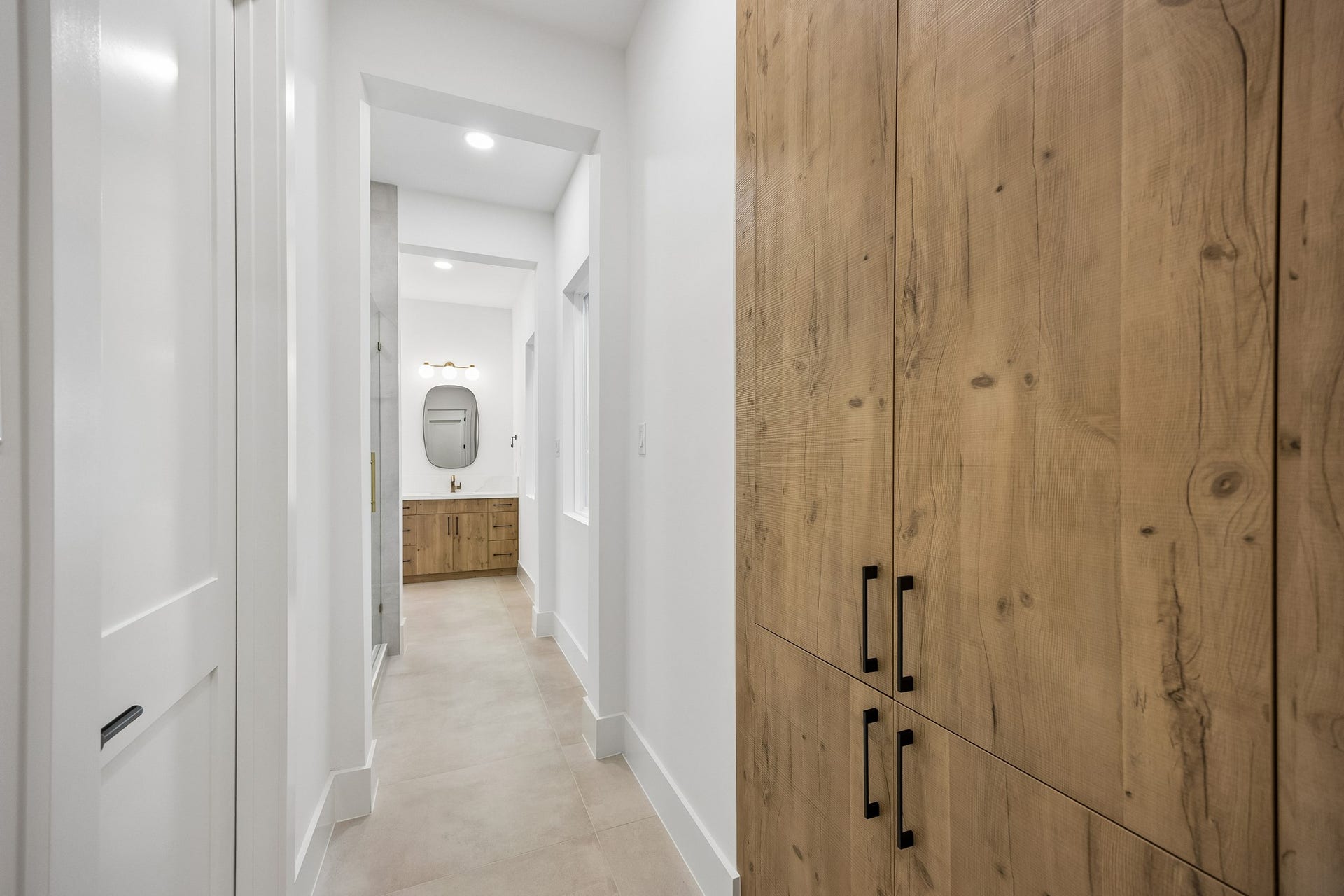 4305 Floyd Street, #B, Houston, TX 77007 Primary suite hallway offers built-in linen cabinetry.