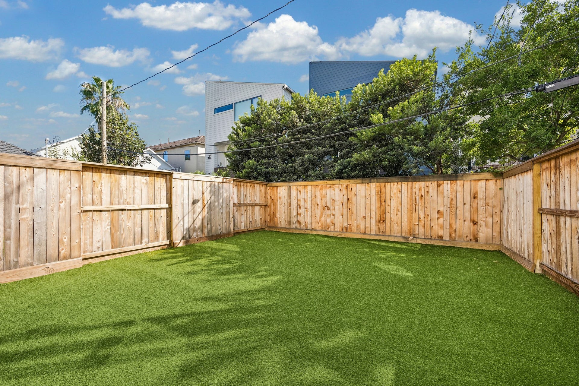 4305 Floyd Street, #B, Houston, TX 77007 Another view of the expansive private backyard with low-maintenance turf.