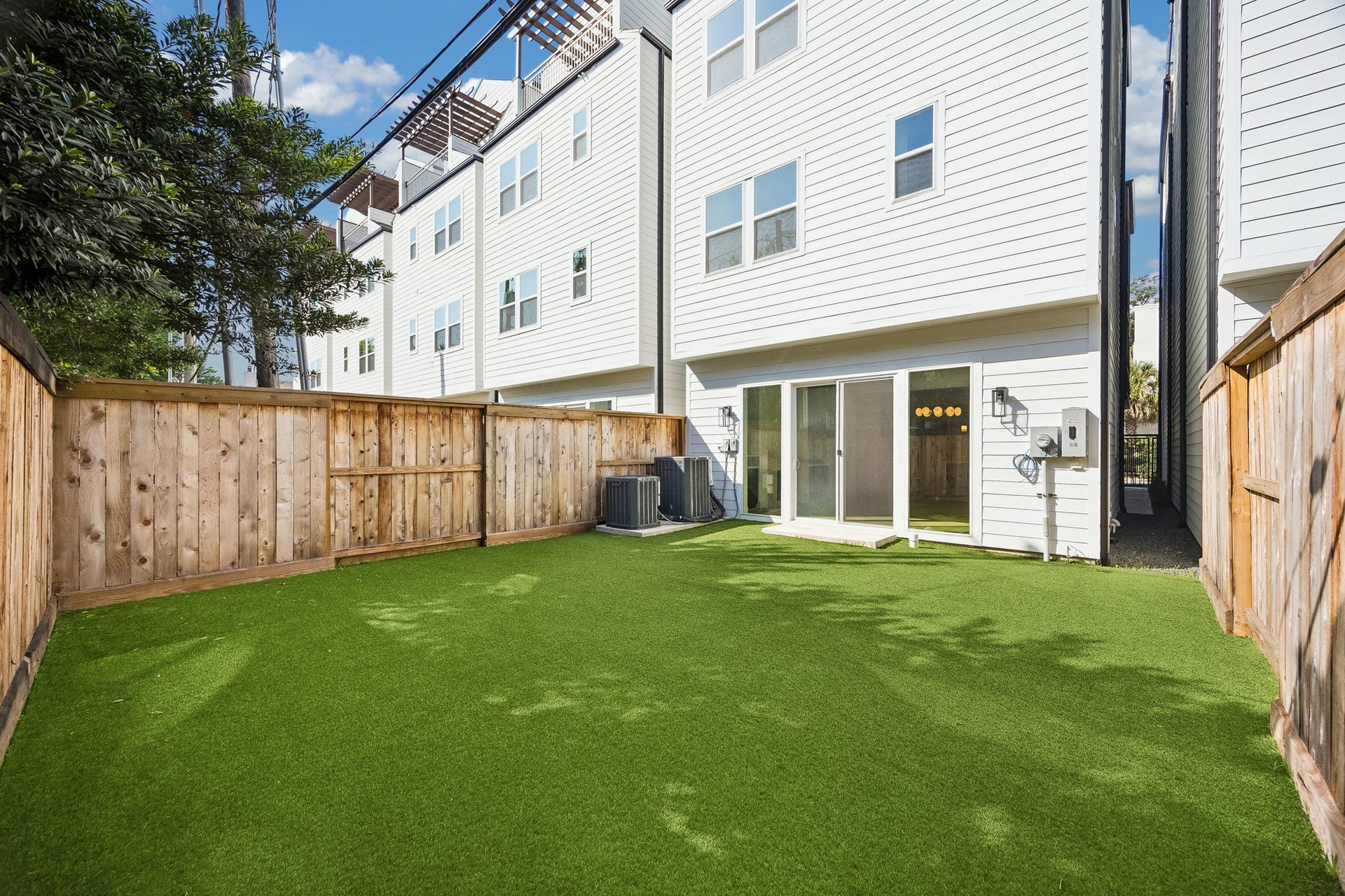 4305 Floyd Street, #B, Houston, TX 77007 Private backyard offers low-maintenance turf enclosed by wood fencing, ideal for outdoor living and entertaining.