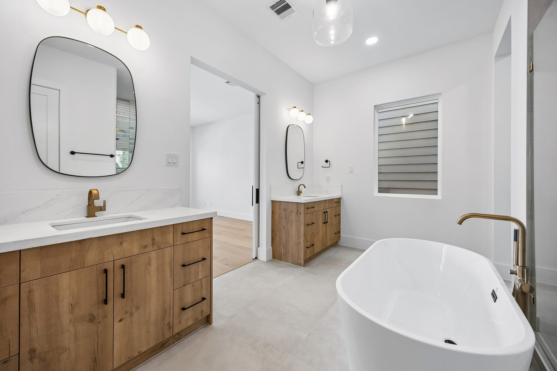 4305 Floyd Street, #B, Houston, TX 77007 Spa-like primary bath features dual vanities, a freestanding tub and spacious walk-in shower.