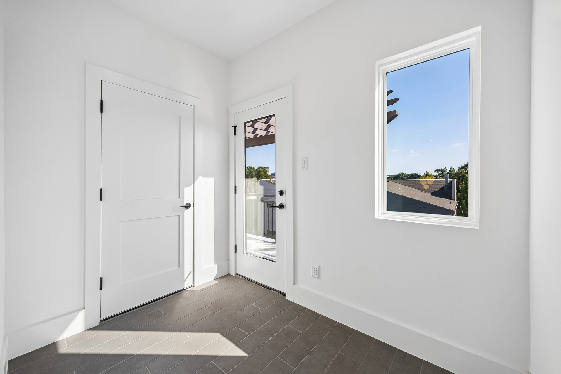 4305 Floyd Street, #B, Houston, TX 77007 Fourth floor landing.