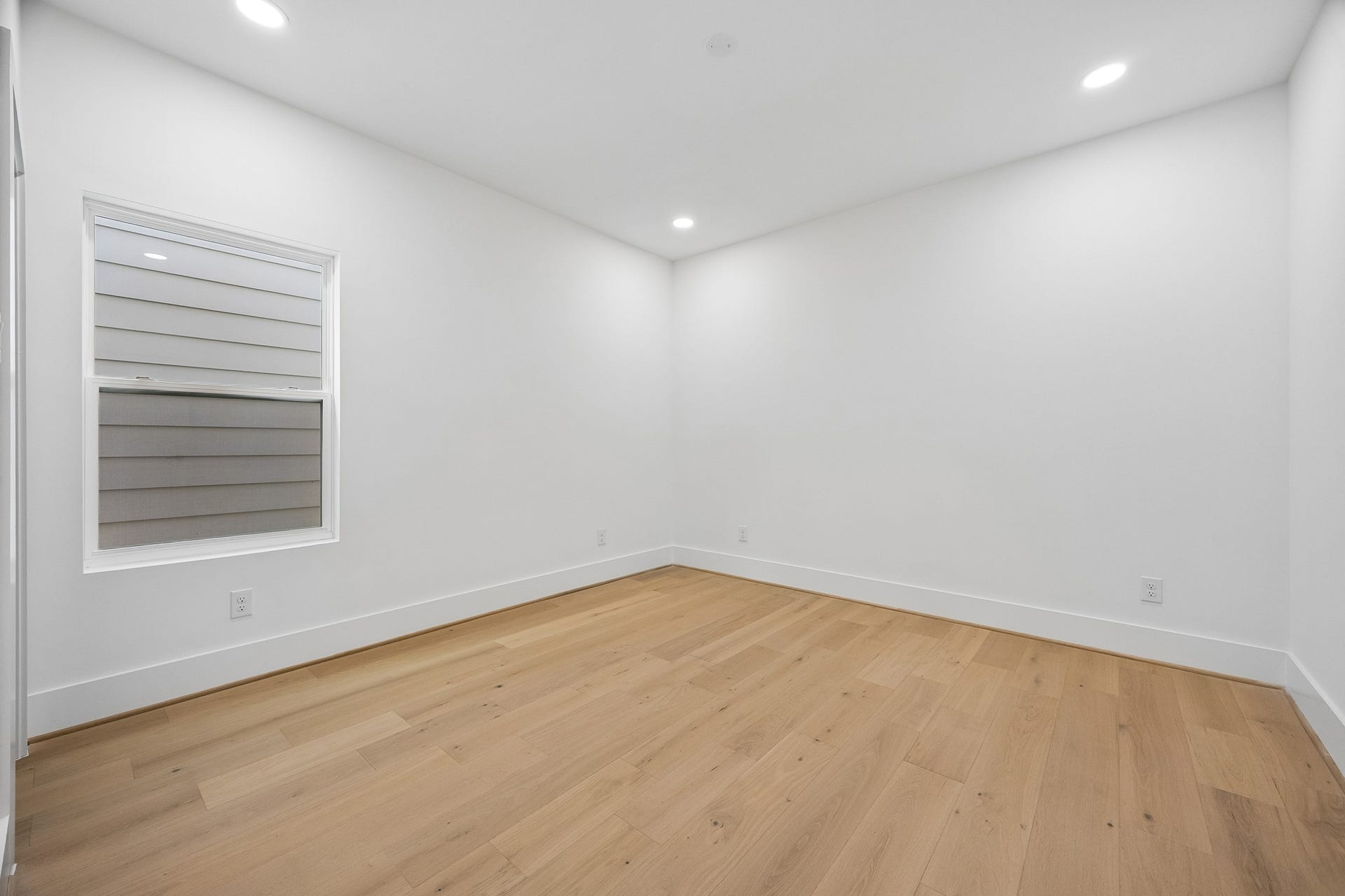 4305 Floyd Street, #B, Houston, TX 77007 Bedroom #4 features wood flooring and recessed lighting.
