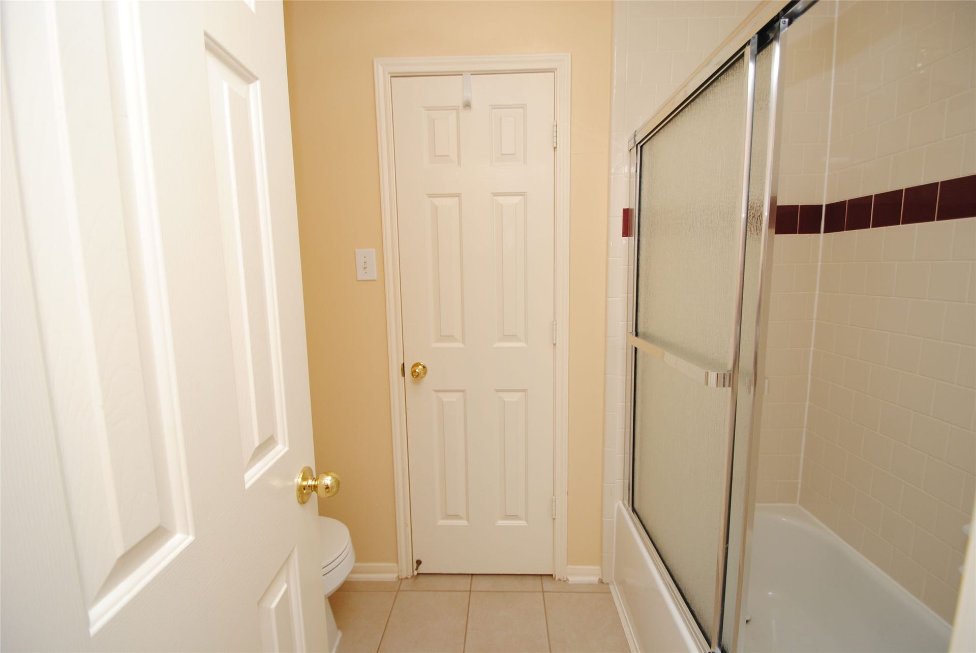 22902 Greenrush Drive, Katy, TX 77494 SHARED BATH TUB BETWEEN THE AREAS OF BEDROOMS 2 & 3