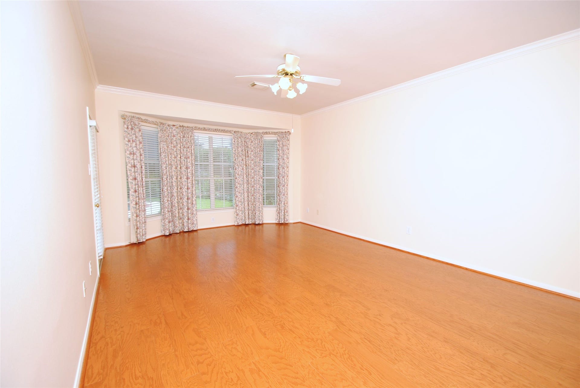 22902 Greenrush Drive, Katy, TX 77494 MASTER BEDROOM ACCOMMODATES KING SIZE BED, DRESSER, SIDE TABLES, CHEST PLUS A SITTING AREA