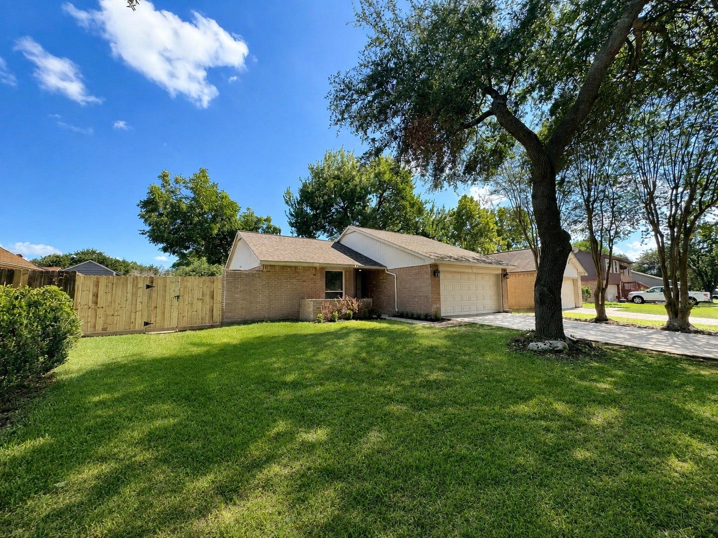 2703 Northern Drive, League City, TX 77573 2 bed / 2 bath / 2-car garage beautifully updated and move-in ready!
