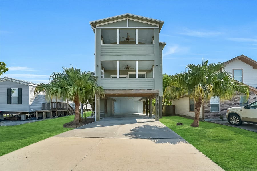 Property photo for 2507 Bay Oaks Harbor Drive, Baytown, TX