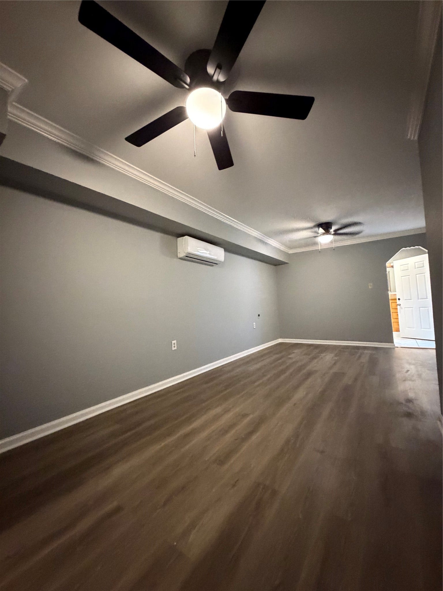 118 1/2 Anita Street, La Marque, TX 77568 Downstairs room.
