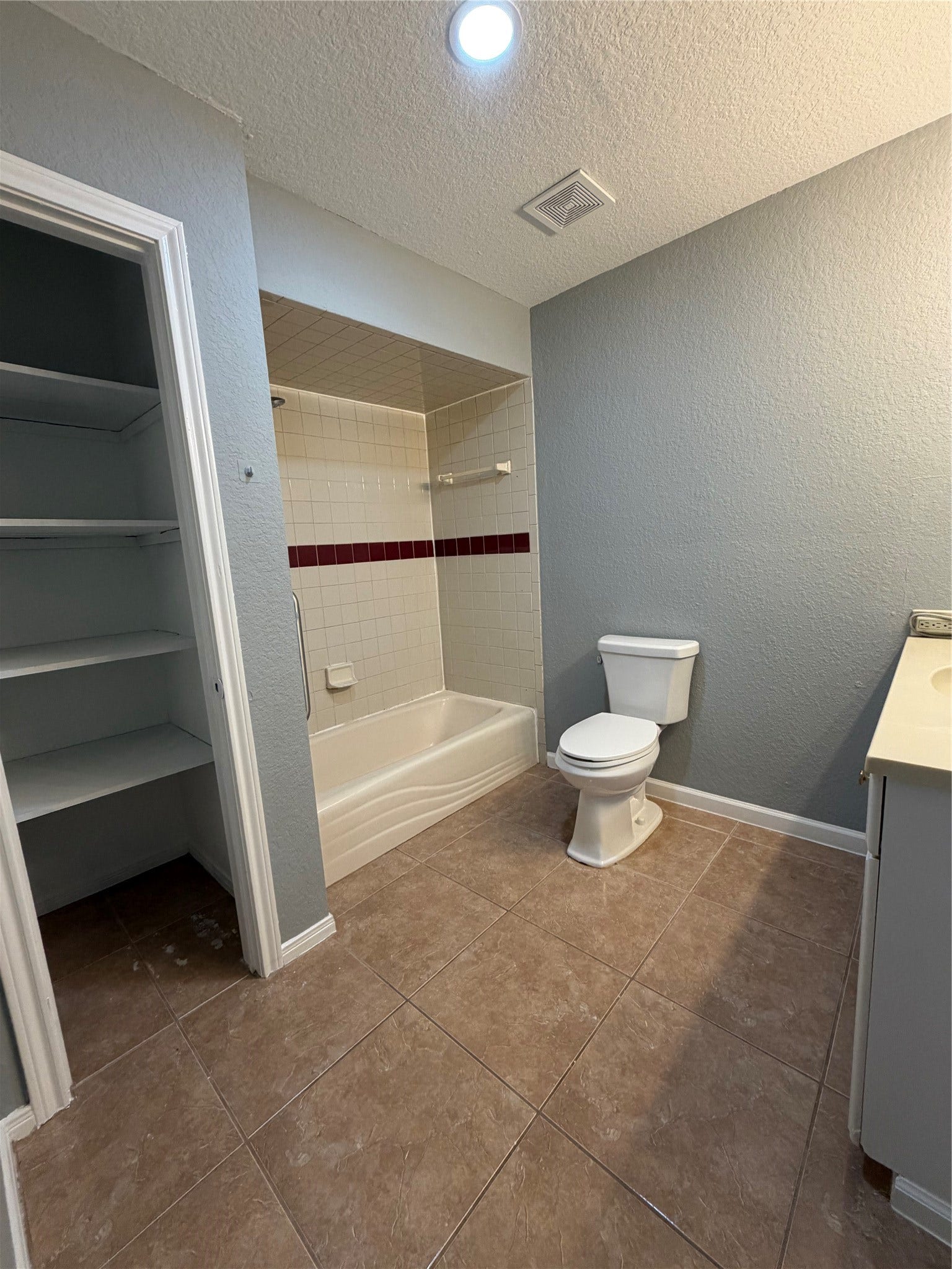 118 1/2 Anita Street, La Marque, TX 77568 Primary bath.