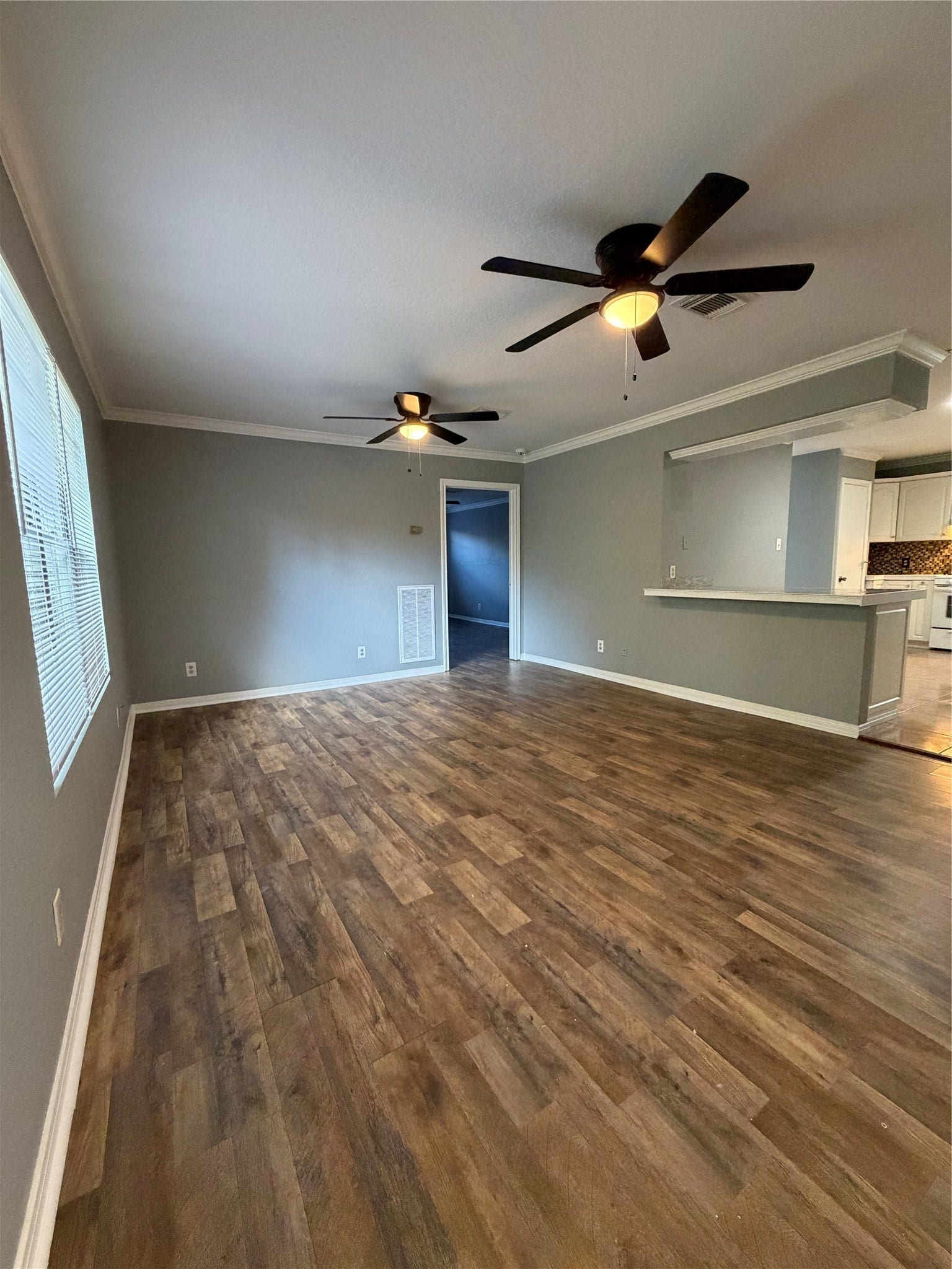 118 1/2 Anita Street, La Marque, TX 77568 Living room.