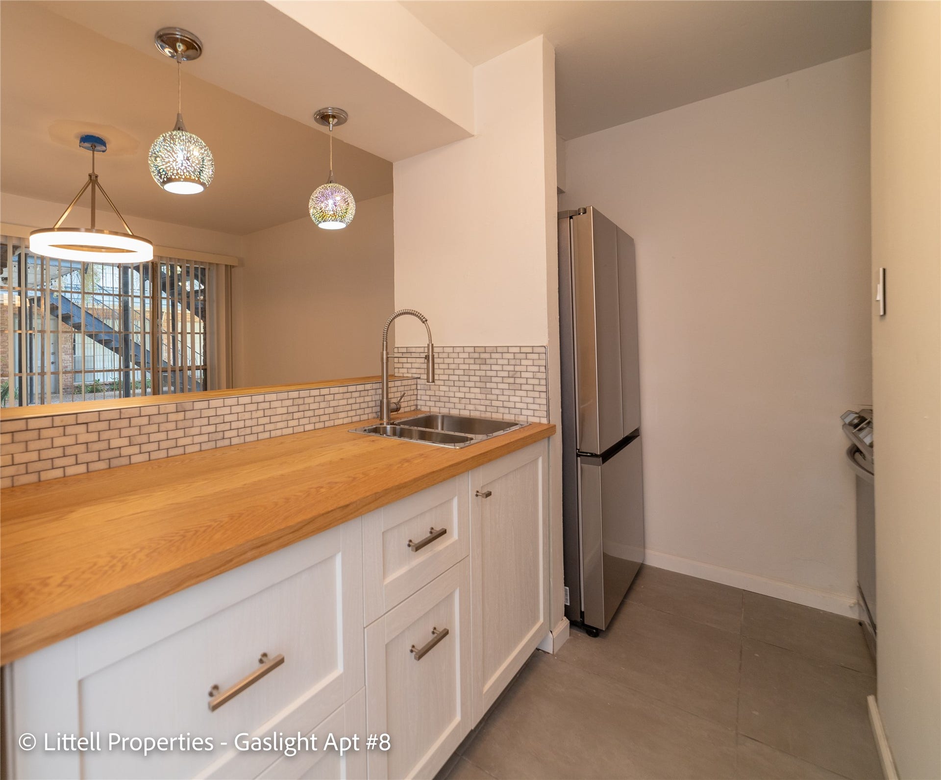 604 W Main St, #8, Houston, TX 77006 Updated white kitchen with stainless steel appliances.