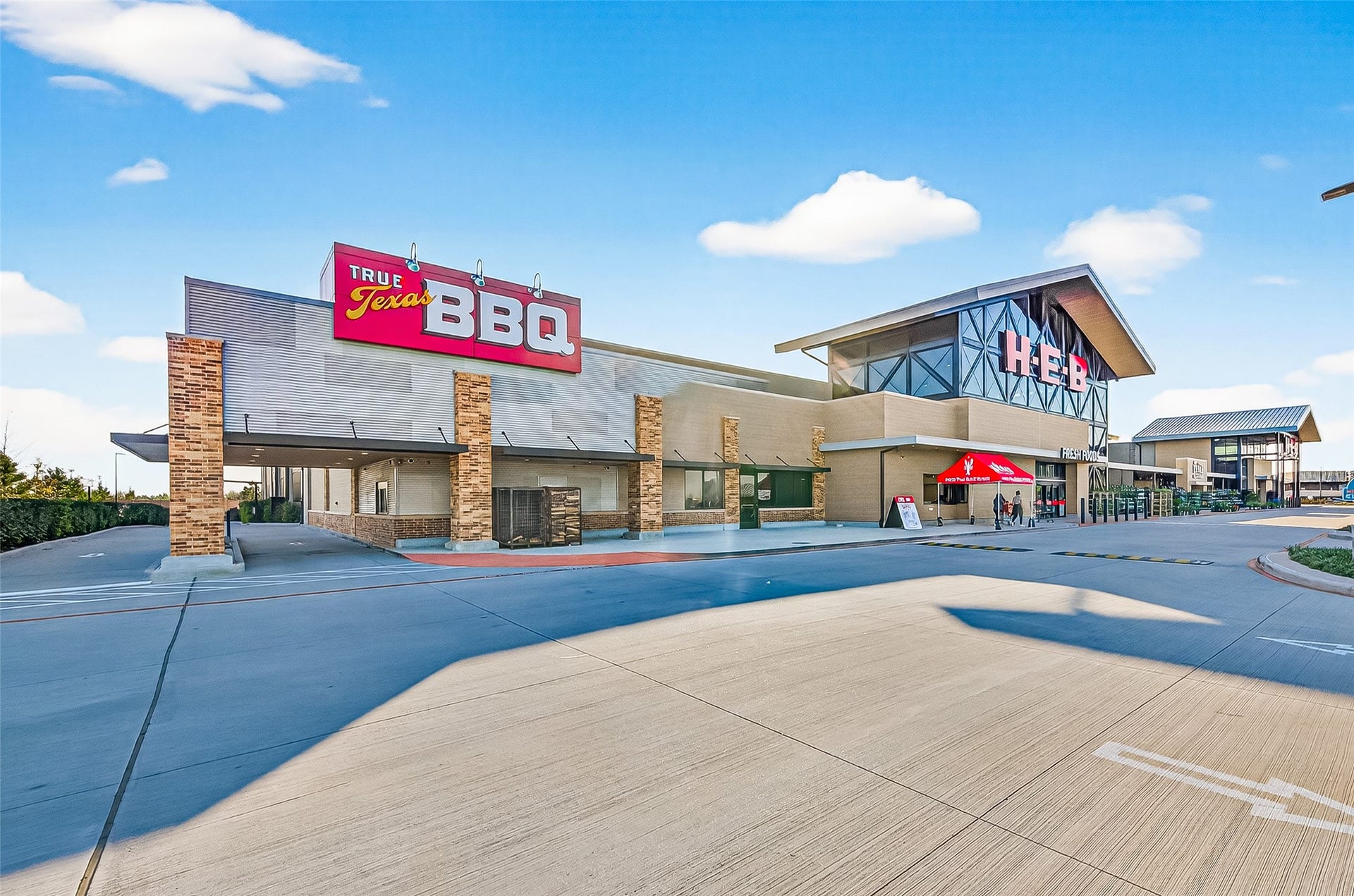 11351 Cosmopolitan Drive, Cypress, TX 77433 Enjoy convenient access to every day shopping and dining, with H-E-B at Village Green in Bridgeland Central just 2 miles away, making errands and local dining options minutes from home.