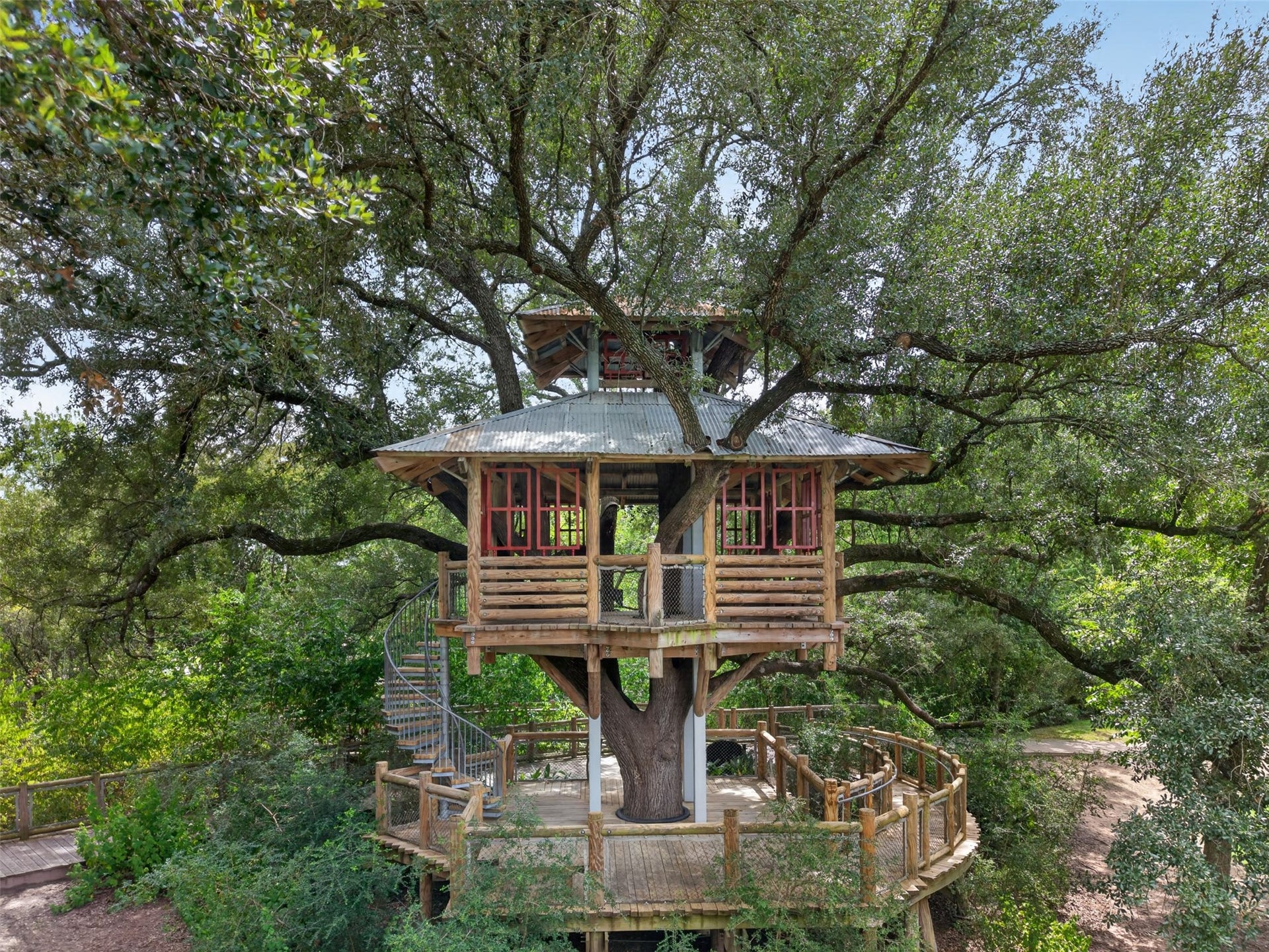 11351 Cosmopolitan Drive, Cypress, TX 77433 Bridgeland's unique Tree House Park offers residents a one of a kind connection to nature. The two-story tree house is nestled among mature live oaks and surrounded by open green space, creating a peaceful setting for enjoying the outdoors. The tree house is located in Hidden Creek and available for Bridgeland Residents and their guests.