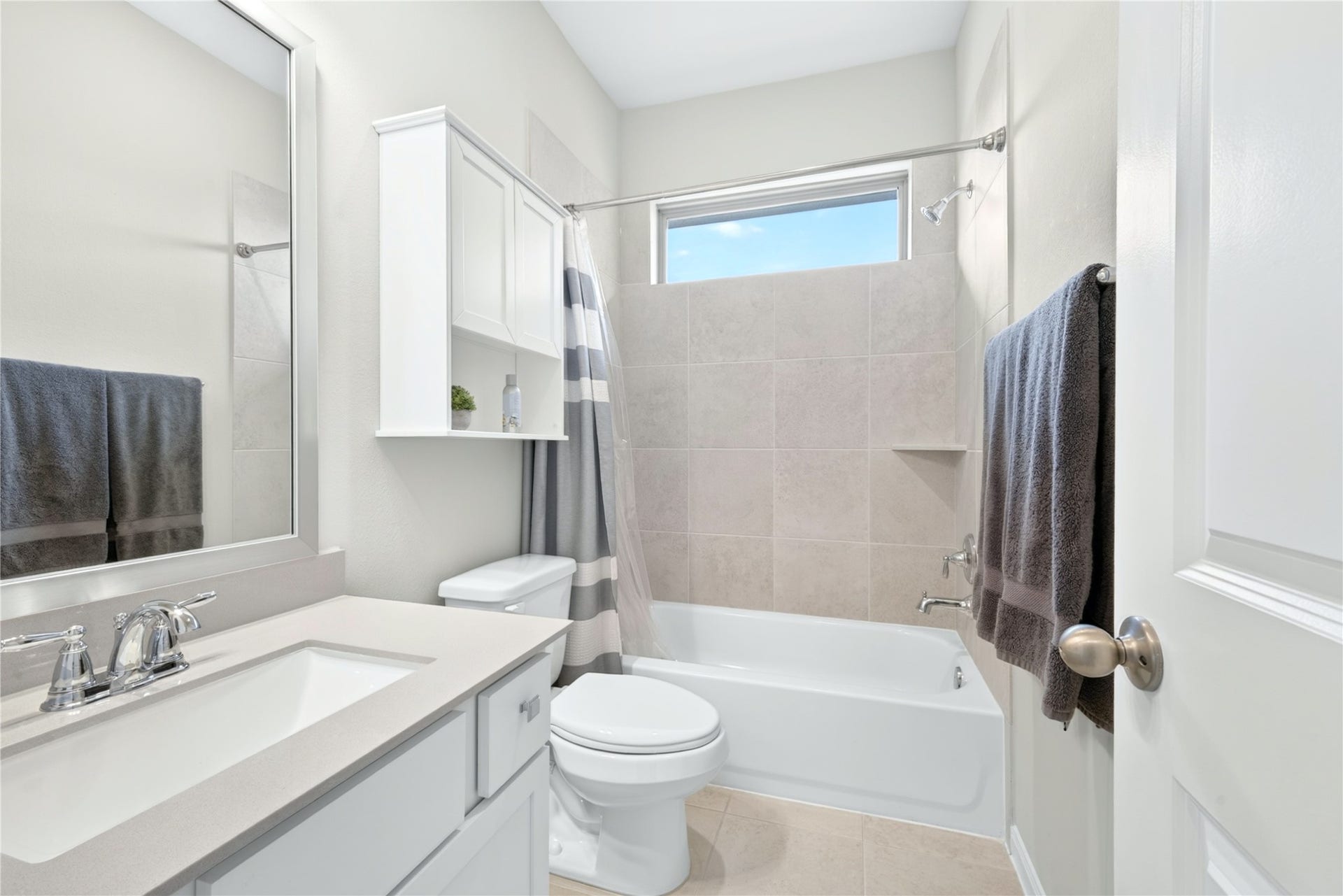11351 Cosmopolitan Drive, Cypress, TX 77433 Conveniently located next to one of the secondary bedroom and spacious game room, this beautiful full bathroom offers easy access for family and guests.