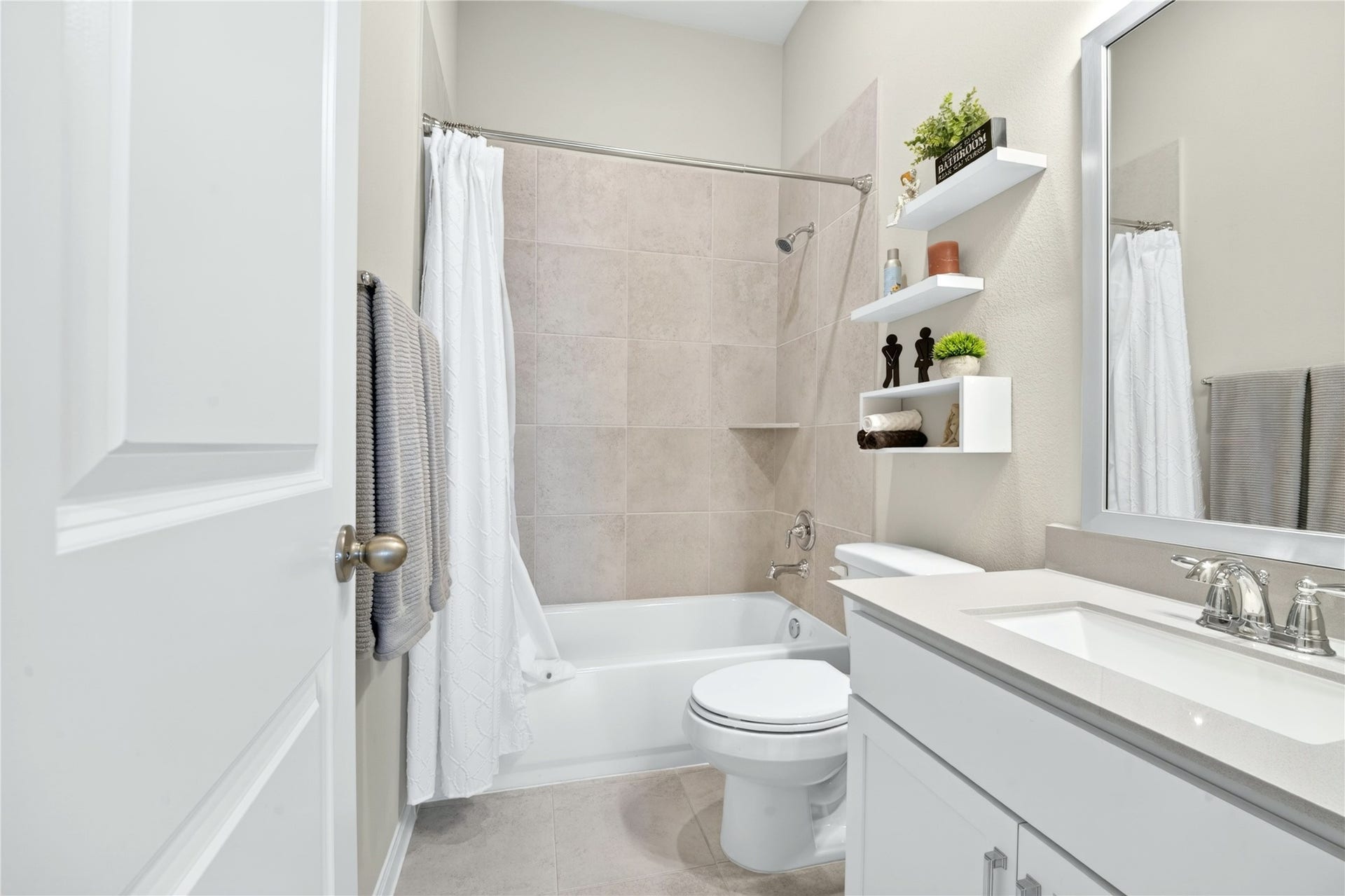 11351 Cosmopolitan Drive, Cypress, TX 77433 The full bathroom is thoughtfully positioned next to one of the secondary bedrooms a the front of the home.