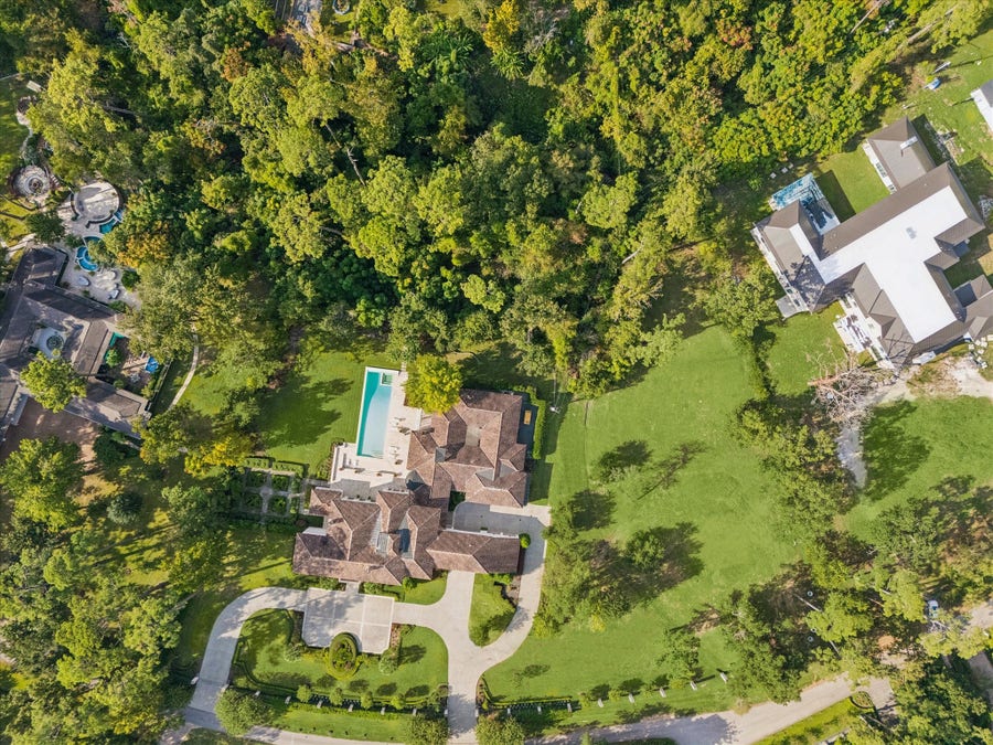 Property photo for 119 Carnarvon Drive, Houston, TX