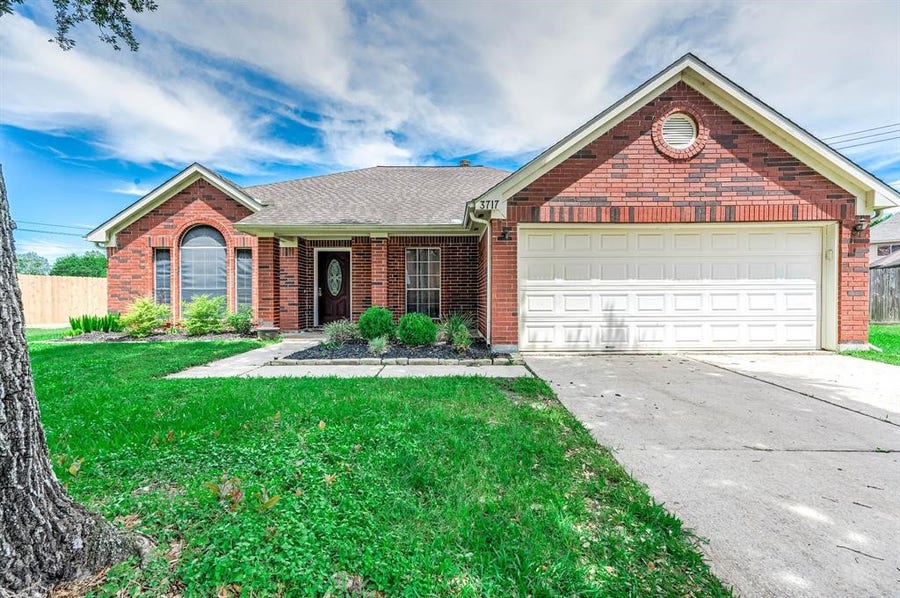 Property photo for 3717 Pin Oak Drive E, Pearland, TX