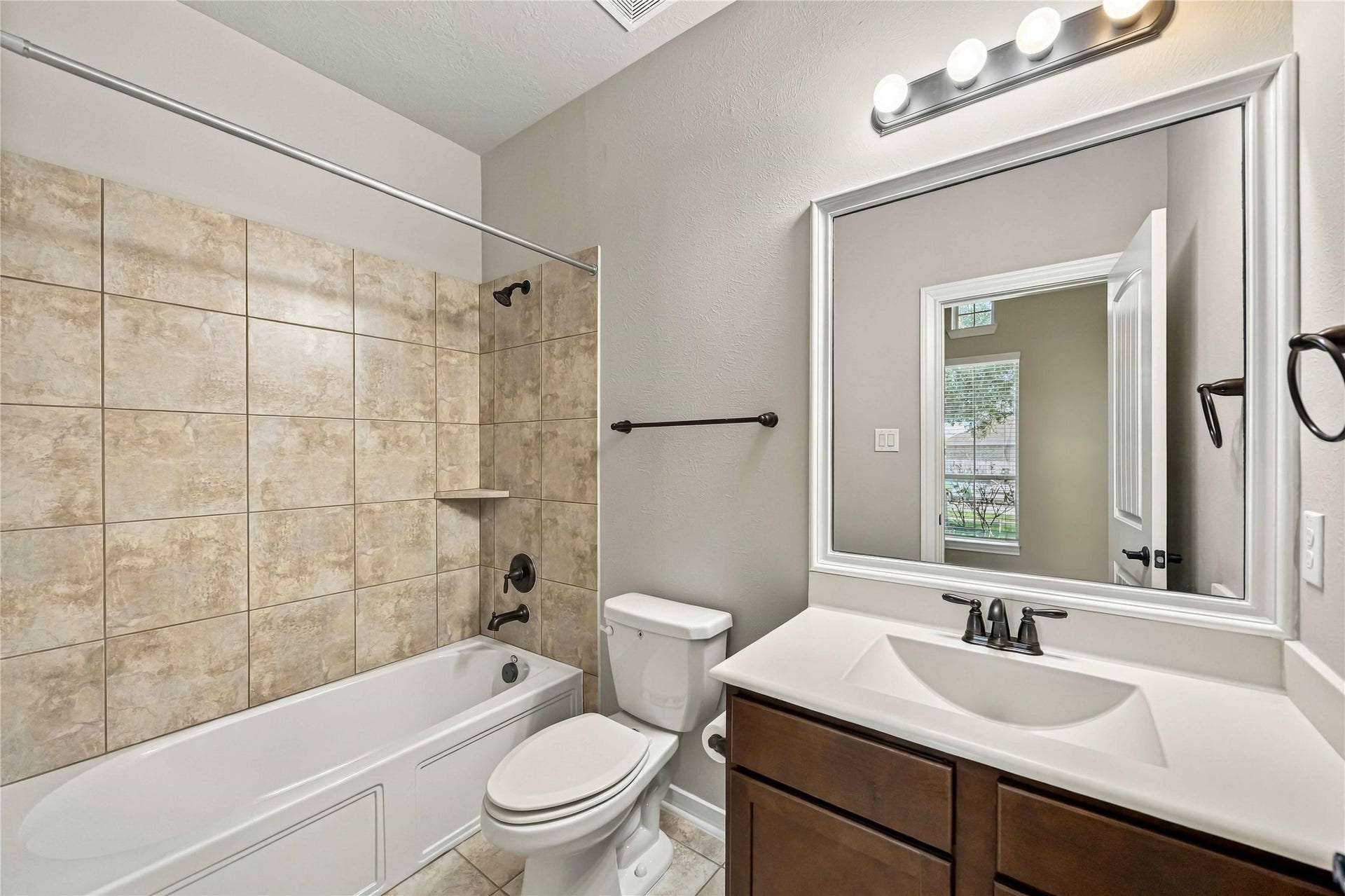 2210 Dama Drive, Rosenberg, TX 77471 2nd bathroom
