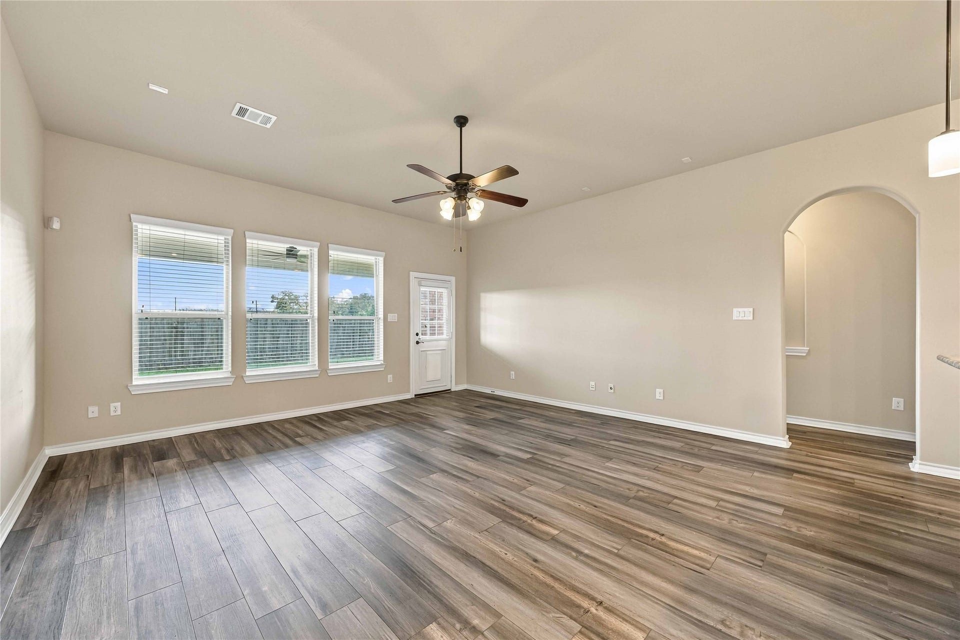 2210 Dama Drive, Rosenberg, TX 77471 Living room